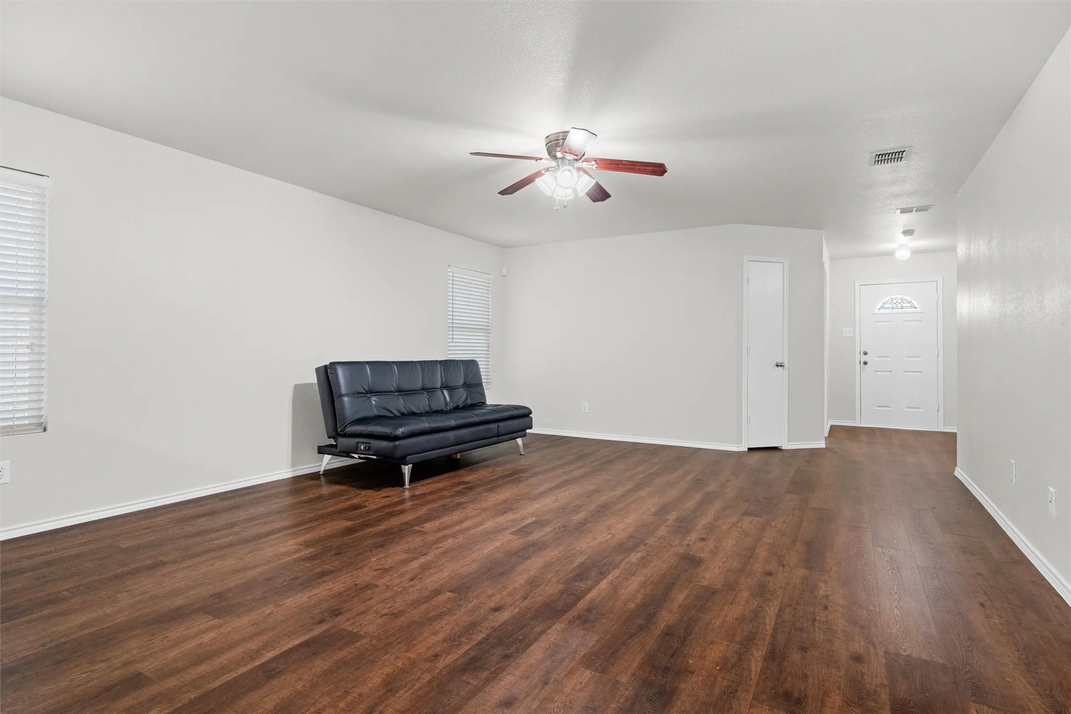 Single Family Residence For Sale in Tarrant County , 8421 River Bluffs Drive, Arlington, Texas 76002, 3 Bedroom, 2 Bathroom, 2 Garage spaces, 1,639 Sqft, built in 2006, mls#21321690, Real Estate Agent in Arlington, Homes For Sale in Tarrant county, Homes For Sale in Arlington, Realtor in Arlington Texas, Real Estate Brokerage Independent Realty Texas, Luminita Cordes Realtor