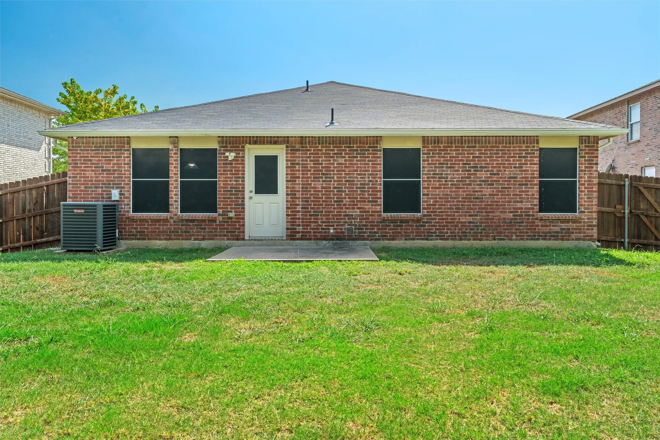 Single Family Residence For Sale in Tarrant County , 8421 River Bluffs Drive, Arlington, Texas 76002, 3 Bedroom, 2 Bathroom, 2 Garage spaces, 1,639 Sqft, built in 2006, mls#21321690, Real Estate Agent in Arlington, Homes For Sale in Tarrant county, Homes For Sale in Arlington, Realtor in Arlington Texas, Real Estate Brokerage Independent Realty Texas, Luminita Cordes Realtor