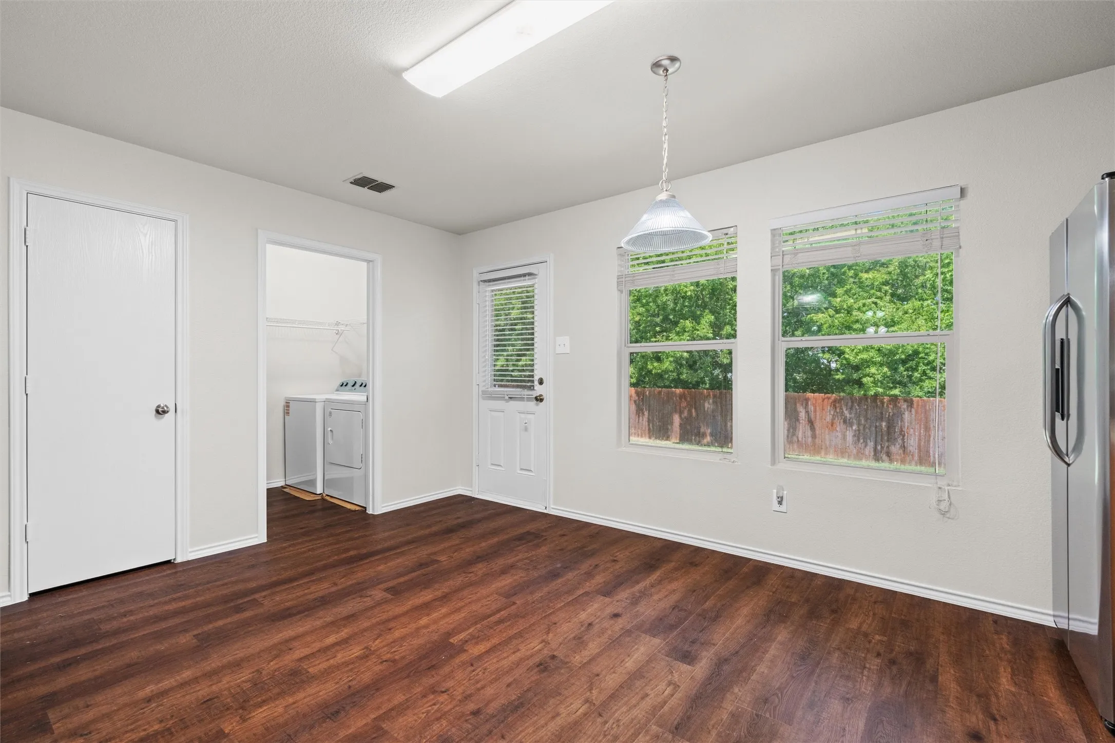 Single Family Residence For Sale in Tarrant County , 8421 River Bluffs Drive, Arlington, Texas 76002, 3 Bedroom, 2 Bathroom, 2 Garage spaces, 1,639 Sqft, built in 2006, mls#21321690, Real Estate Agent in Arlington, Homes For Sale in Tarrant county, Homes For Sale in Arlington, Realtor in Arlington Texas, Real Estate Brokerage Independent Realty Texas, Luminita Cordes Realtor