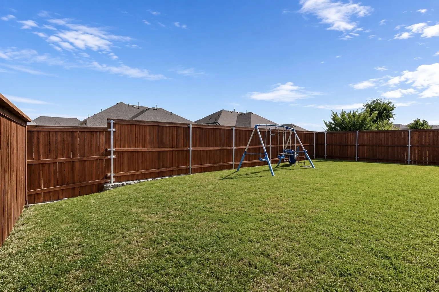 SIZEABLE YARD - Virtually enhanced