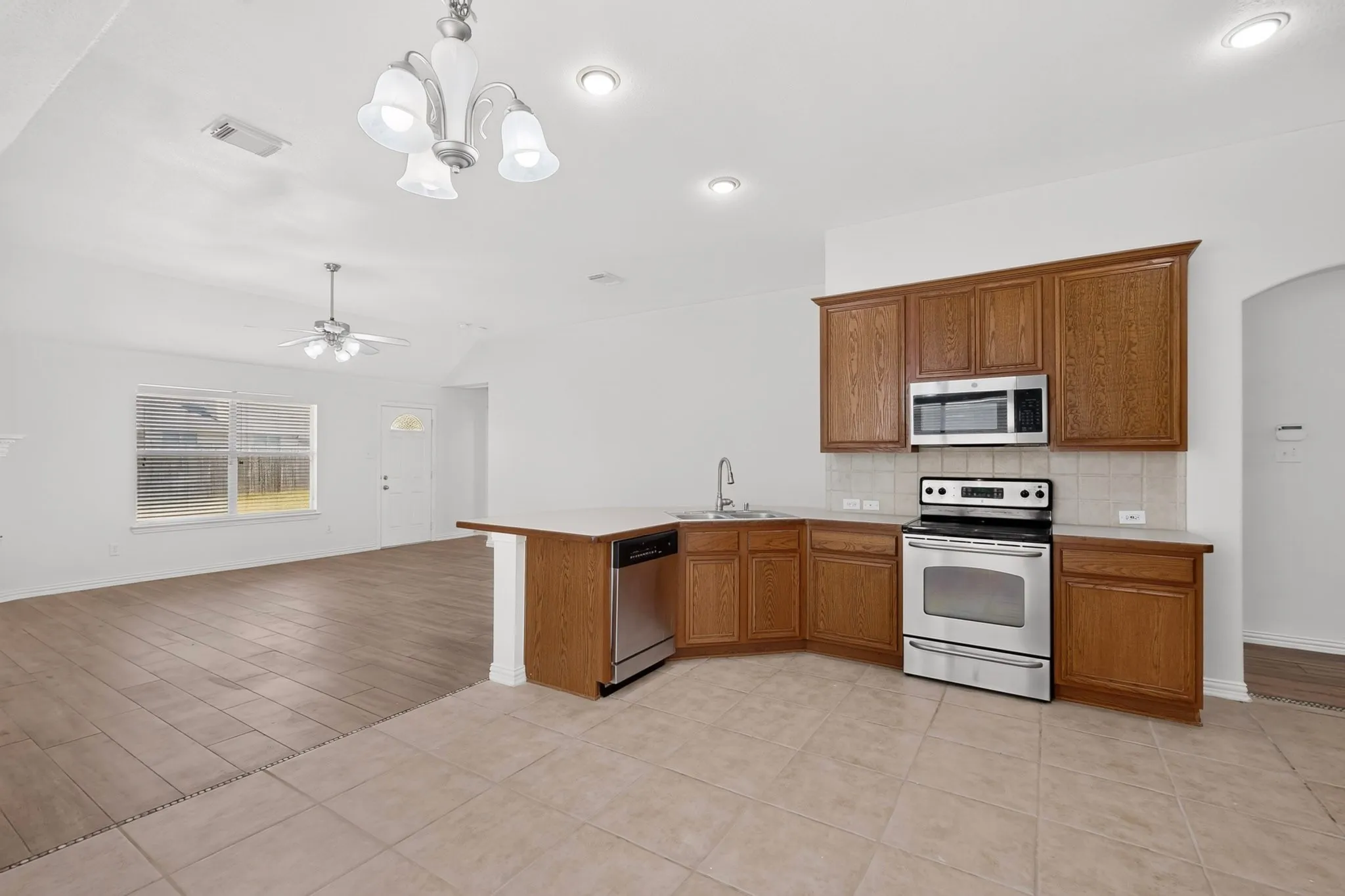 Single Family Residence For Sale in Dallas County , 1320 Clearwater Drive, Grand Prairie, Texas 75052, 3 Bedroom, 2 Bathroom, 2 Garage spaces, 1,844 Sqft, built in 2006, mls#21338240, Real Estate Agent in Grand Prairie, Homes For Sale in Dallas county, Homes For Sale in Grand Prairie, Realtor in Grand Prairie Texas, Real Estate Brokerage Independent Realty Texas, Luminita Cordes Realtor