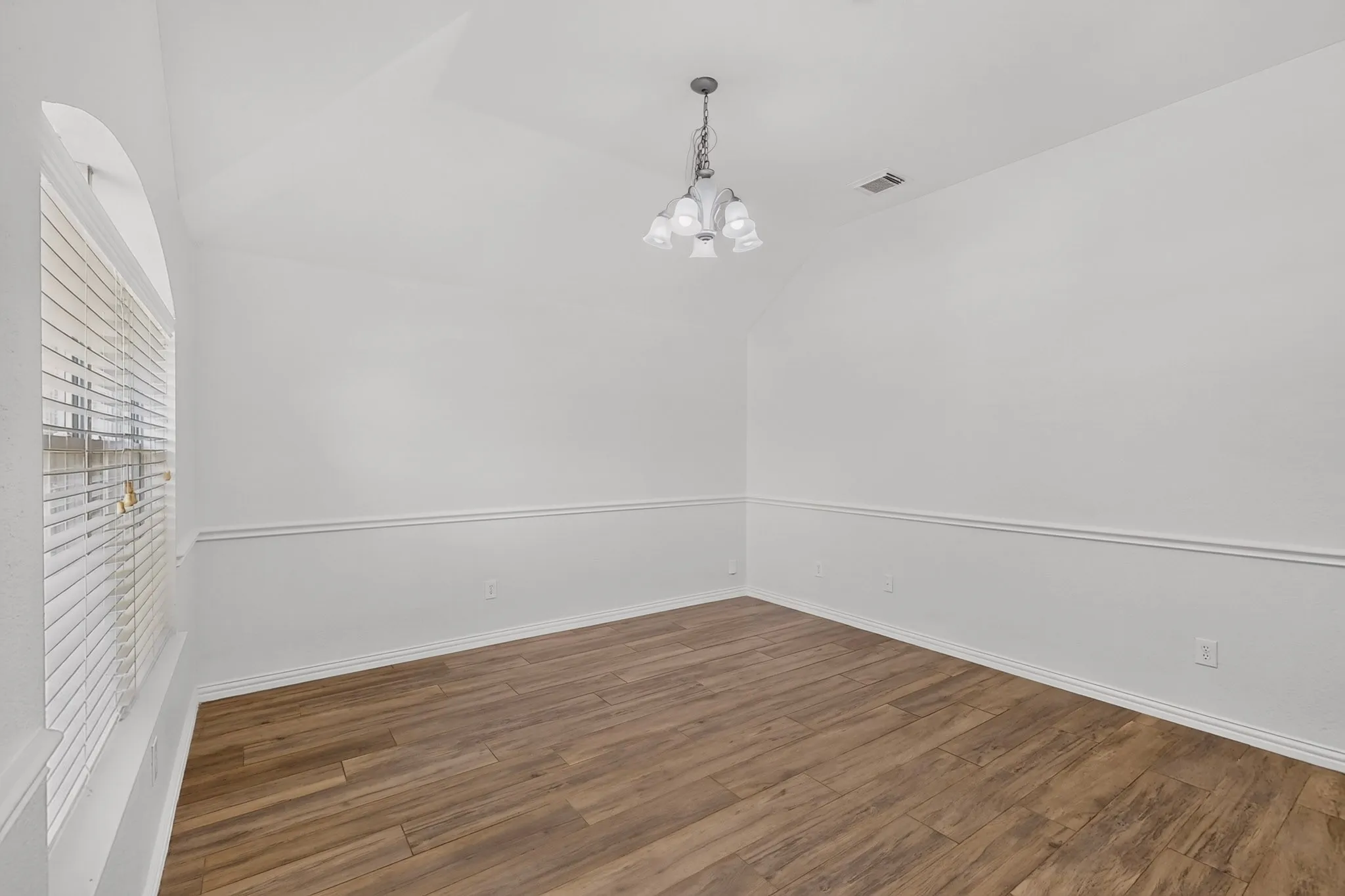 Single Family Residence For Sale in Dallas County , 1320 Clearwater Drive, Grand Prairie, Texas 75052, 3 Bedroom, 2 Bathroom, 2 Garage spaces, 1,844 Sqft, built in 2006, mls#21338240, Real Estate Agent in Grand Prairie, Homes For Sale in Dallas county, Homes For Sale in Grand Prairie, Realtor in Grand Prairie Texas, Real Estate Brokerage Independent Realty Texas, Luminita Cordes Realtor