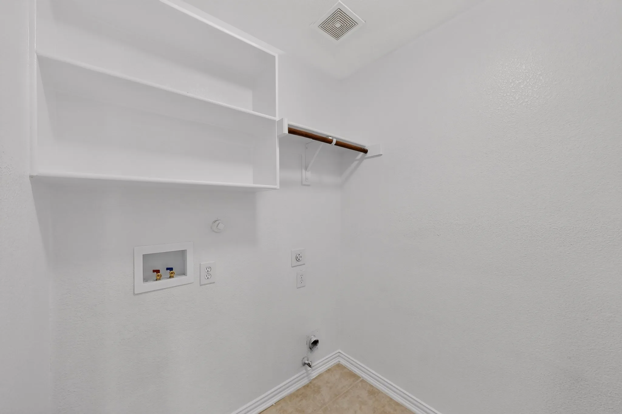 Single Family Residence For Sale in Dallas County , 1320 Clearwater Drive, Grand Prairie, Texas 75052, 3 Bedroom, 2 Bathroom, 2 Garage spaces, 1,844 Sqft, built in 2006, mls#21338240, Real Estate Agent in Grand Prairie, Homes For Sale in Dallas county, Homes For Sale in Grand Prairie, Realtor in Grand Prairie Texas, Real Estate Brokerage Independent Realty Texas, Luminita Cordes Realtor