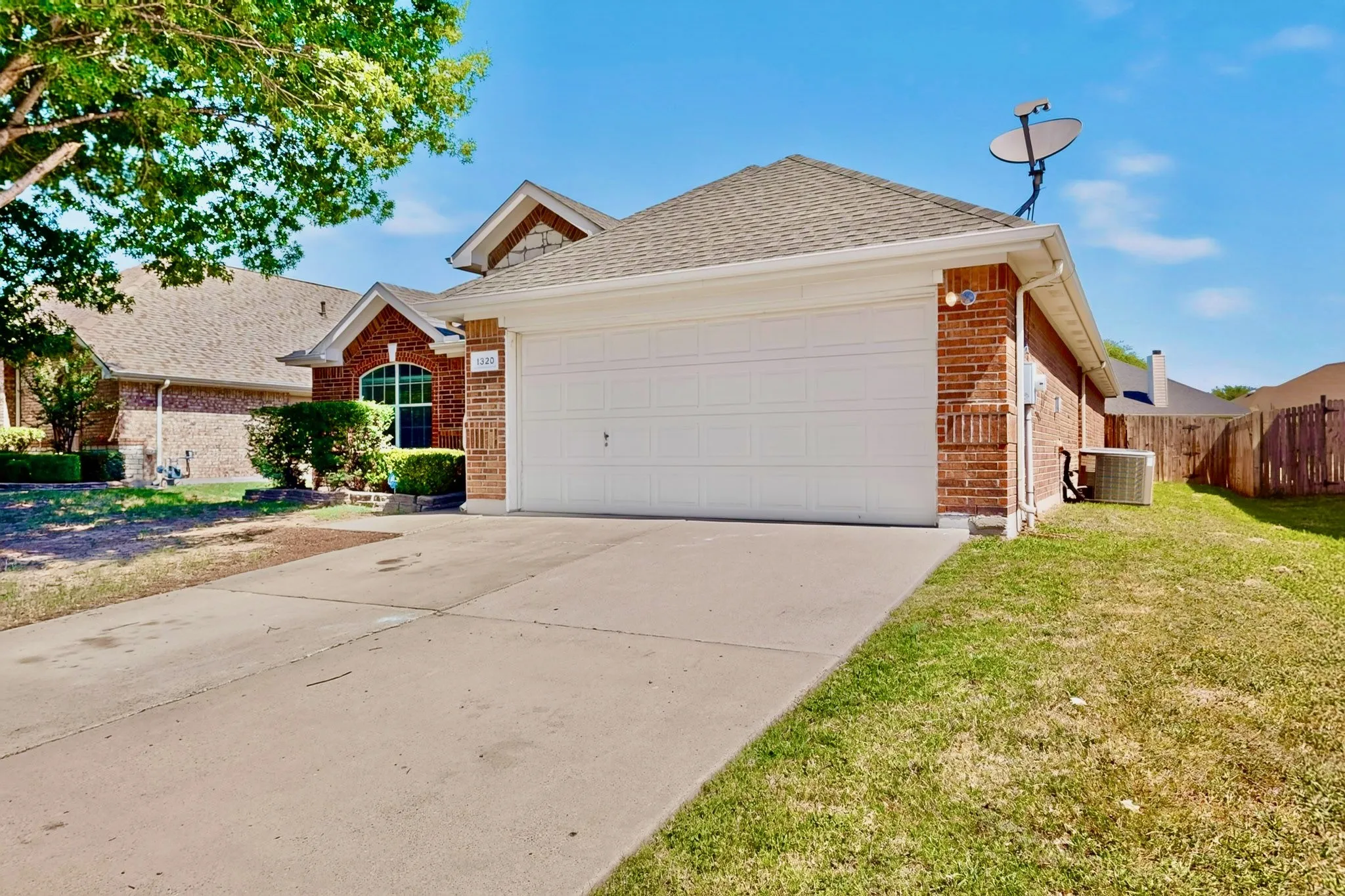 Single Family Residence For Sale in Dallas County , 1320 Clearwater Drive, Grand Prairie, Texas 75052, 3 Bedroom, 2 Bathroom, 2 Garage spaces, 1,844 Sqft, built in 2006, mls#21338240, Real Estate Agent in Grand Prairie, Homes For Sale in Dallas county, Homes For Sale in Grand Prairie, Realtor in Grand Prairie Texas, Real Estate Brokerage Independent Realty Texas, Luminita Cordes Realtor