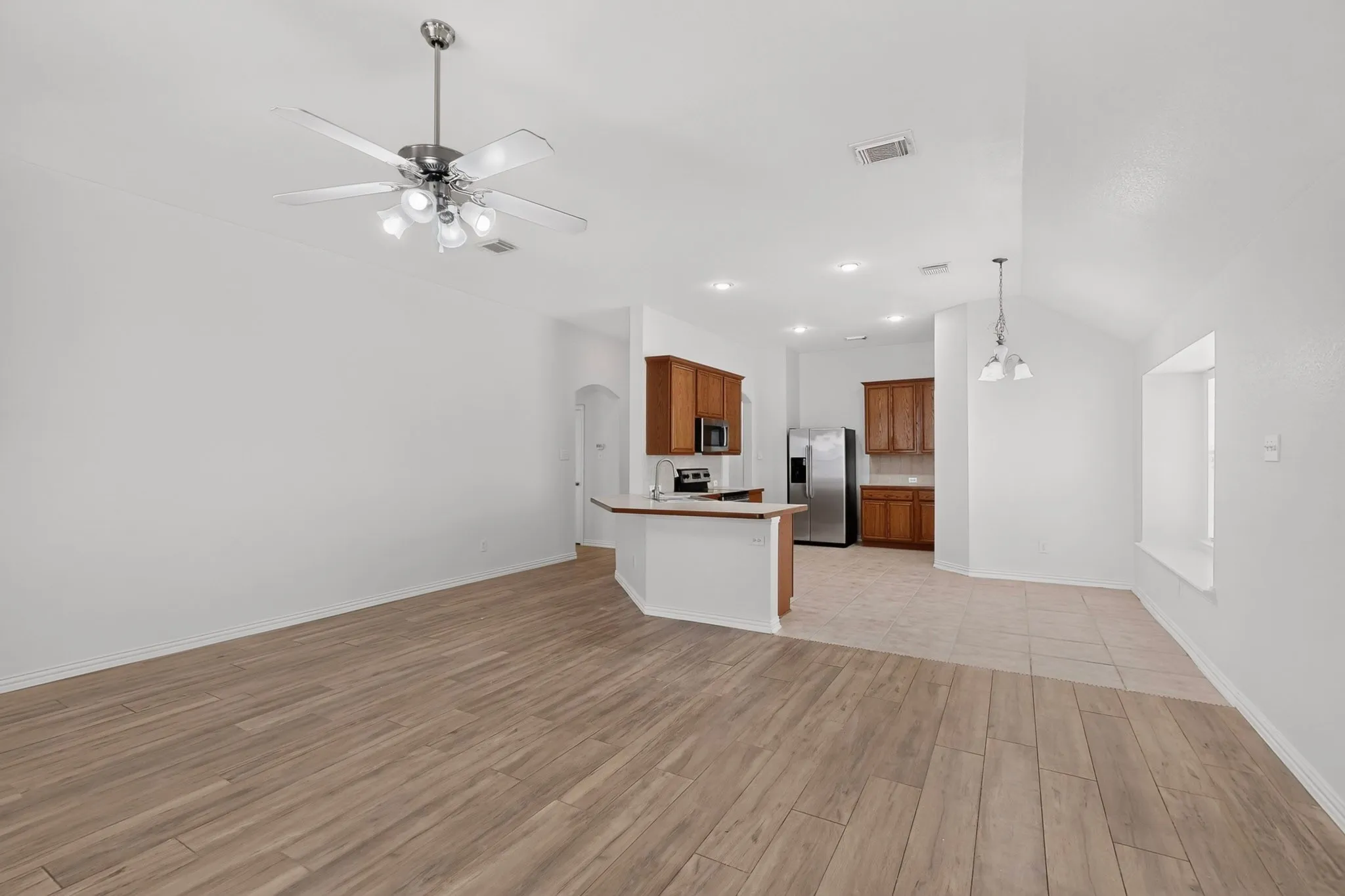 Single Family Residence For Sale in Dallas County , 1320 Clearwater Drive, Grand Prairie, Texas 75052, 3 Bedroom, 2 Bathroom, 2 Garage spaces, 1,844 Sqft, built in 2006, mls#21338240, Real Estate Agent in Grand Prairie, Homes For Sale in Dallas county, Homes For Sale in Grand Prairie, Realtor in Grand Prairie Texas, Real Estate Brokerage Independent Realty Texas, Luminita Cordes Realtor