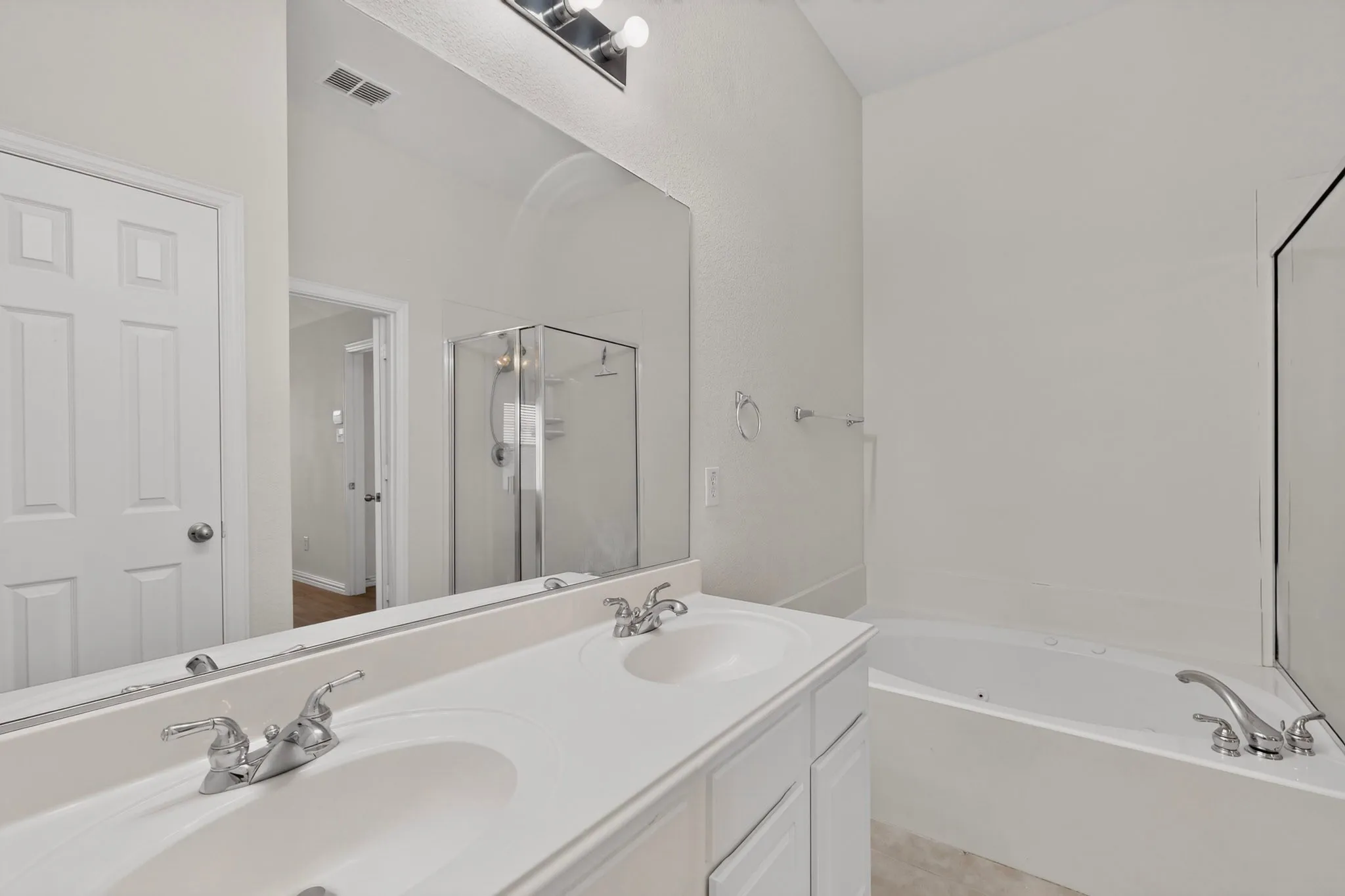 Single Family Residence For Sale in Dallas County , 1320 Clearwater Drive, Grand Prairie, Texas 75052, 3 Bedroom, 2 Bathroom, 2 Garage spaces, 1,844 Sqft, built in 2006, mls#21338240, Real Estate Agent in Grand Prairie, Homes For Sale in Dallas county, Homes For Sale in Grand Prairie, Realtor in Grand Prairie Texas, Real Estate Brokerage Independent Realty Texas, Luminita Cordes Realtor