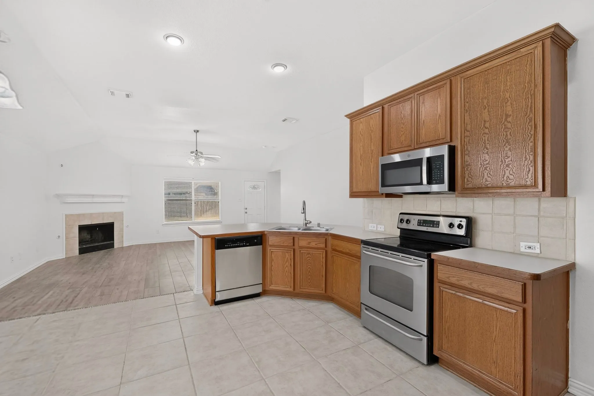Single Family Residence For Sale in Dallas County , 1320 Clearwater Drive, Grand Prairie, Texas 75052, 3 Bedroom, 2 Bathroom, 2 Garage spaces, 1,844 Sqft, built in 2006, mls#21338240, Real Estate Agent in Grand Prairie, Homes For Sale in Dallas county, Homes For Sale in Grand Prairie, Realtor in Grand Prairie Texas, Real Estate Brokerage Independent Realty Texas, Luminita Cordes Realtor