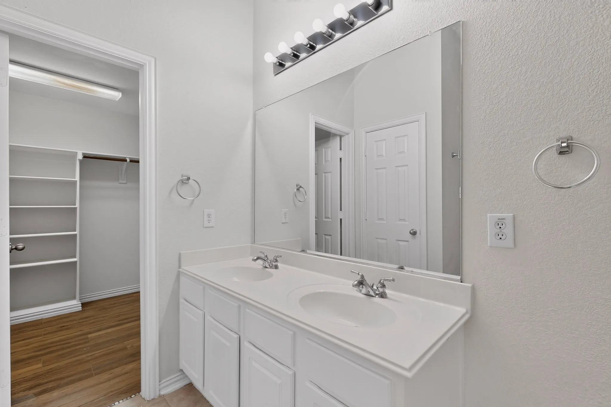 Single Family Residence For Sale in Dallas County , 1320 Clearwater Drive, Grand Prairie, Texas 75052, 3 Bedroom, 2 Bathroom, 2 Garage spaces, 1,844 Sqft, built in 2006, mls#21338240, Real Estate Agent in Grand Prairie, Homes For Sale in Dallas county, Homes For Sale in Grand Prairie, Realtor in Grand Prairie Texas, Real Estate Brokerage Independent Realty Texas, Luminita Cordes Realtor