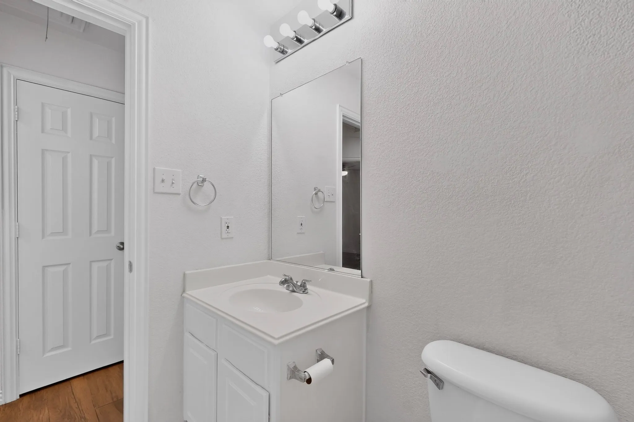 Single Family Residence For Sale in Dallas County , 1320 Clearwater Drive, Grand Prairie, Texas 75052, 3 Bedroom, 2 Bathroom, 2 Garage spaces, 1,844 Sqft, built in 2006, mls#21338240, Real Estate Agent in Grand Prairie, Homes For Sale in Dallas county, Homes For Sale in Grand Prairie, Realtor in Grand Prairie Texas, Real Estate Brokerage Independent Realty Texas, Luminita Cordes Realtor