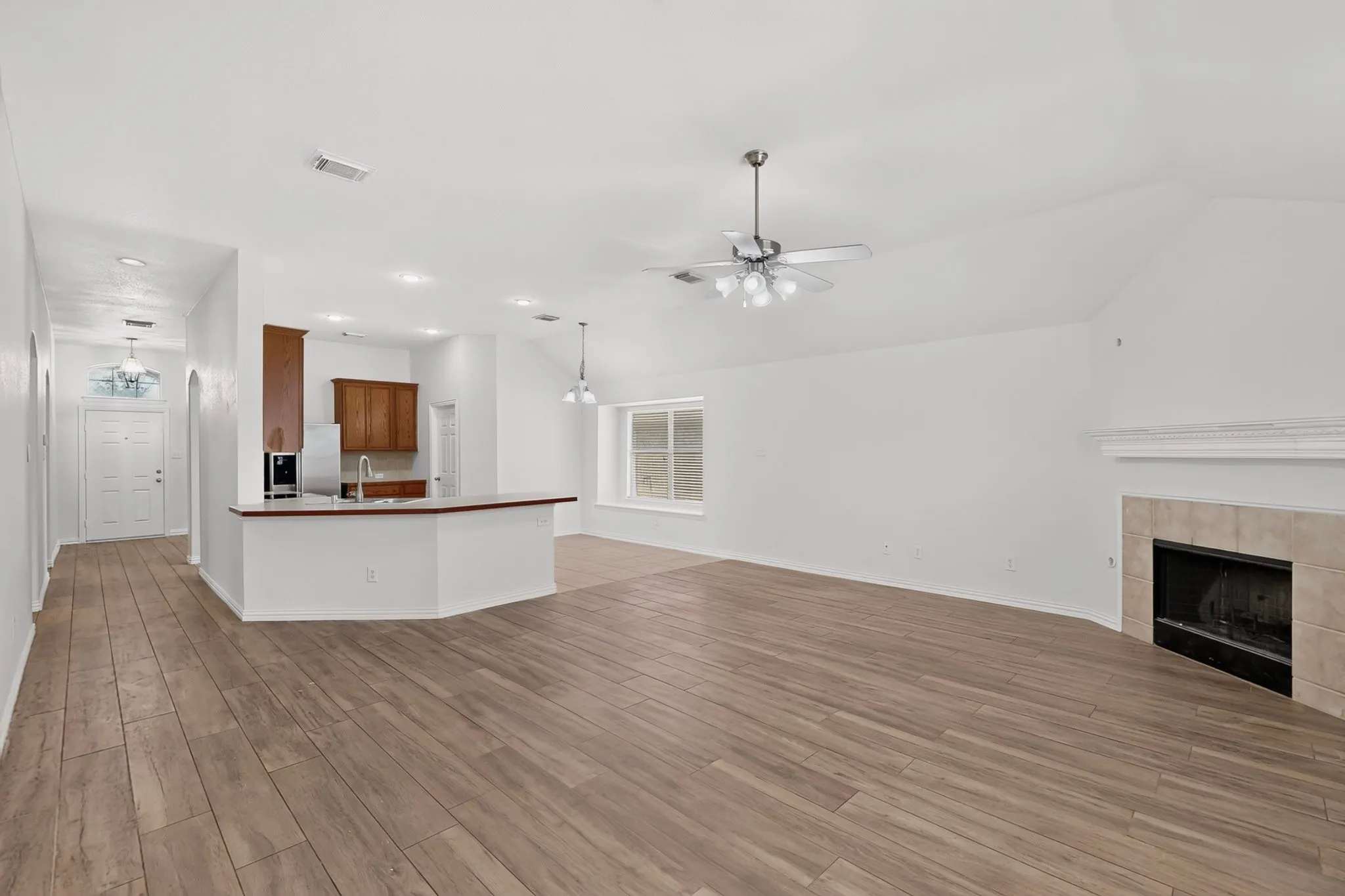 Single Family Residence For Sale in Dallas County , 1320 Clearwater Drive, Grand Prairie, Texas 75052, 3 Bedroom, 2 Bathroom, 2 Garage spaces, 1,844 Sqft, built in 2006, mls#21338240, Real Estate Agent in Grand Prairie, Homes For Sale in Dallas county, Homes For Sale in Grand Prairie, Realtor in Grand Prairie Texas, Real Estate Brokerage Independent Realty Texas, Luminita Cordes Realtor