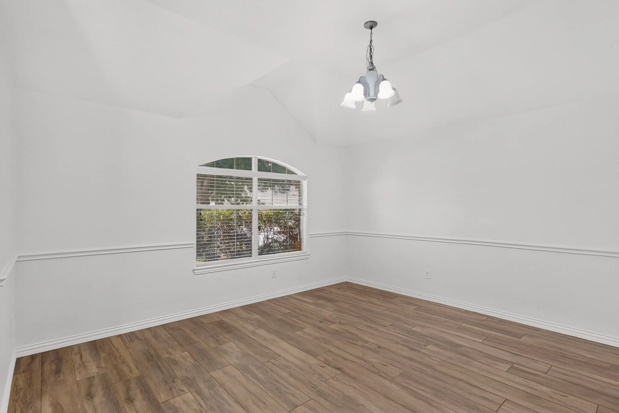Single Family Residence For Sale in Dallas County , 1320 Clearwater Drive, Grand Prairie, Texas 75052, 3 Bedroom, 2 Bathroom, 2 Garage spaces, 1,844 Sqft, built in 2006, mls#21338240, Real Estate Agent in Grand Prairie, Homes For Sale in Dallas county, Homes For Sale in Grand Prairie, Realtor in Grand Prairie Texas, Real Estate Brokerage Independent Realty Texas, Luminita Cordes Realtor