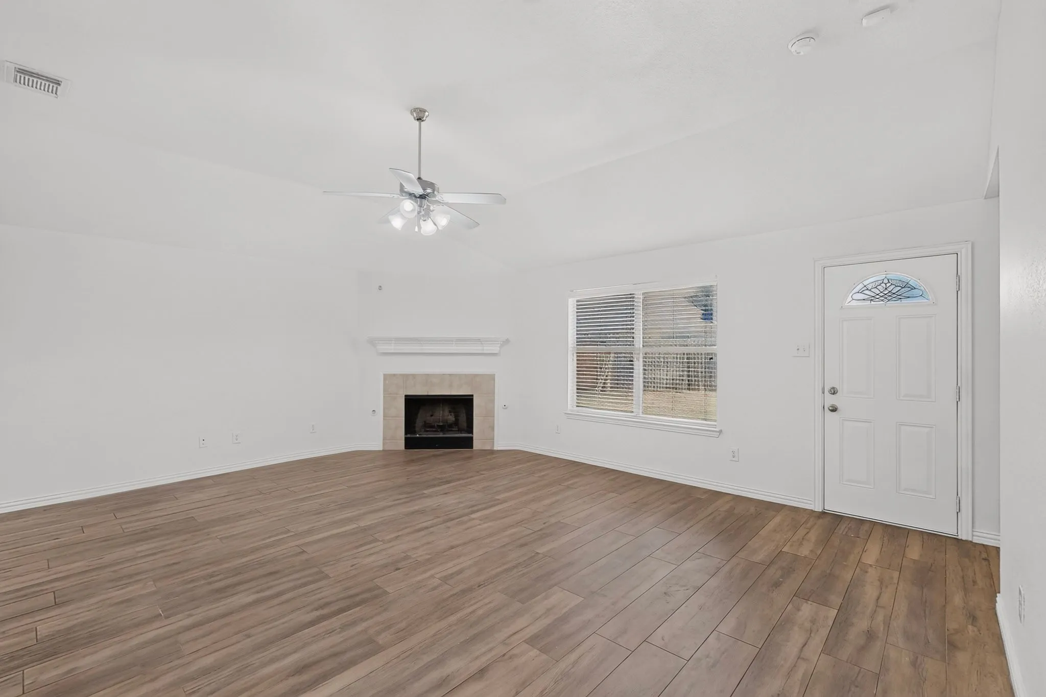 Single Family Residence For Sale in Dallas County , 1320 Clearwater Drive, Grand Prairie, Texas 75052, 3 Bedroom, 2 Bathroom, 2 Garage spaces, 1,844 Sqft, built in 2006, mls#21338240, Real Estate Agent in Grand Prairie, Homes For Sale in Dallas county, Homes For Sale in Grand Prairie, Realtor in Grand Prairie Texas, Real Estate Brokerage Independent Realty Texas, Luminita Cordes Realtor