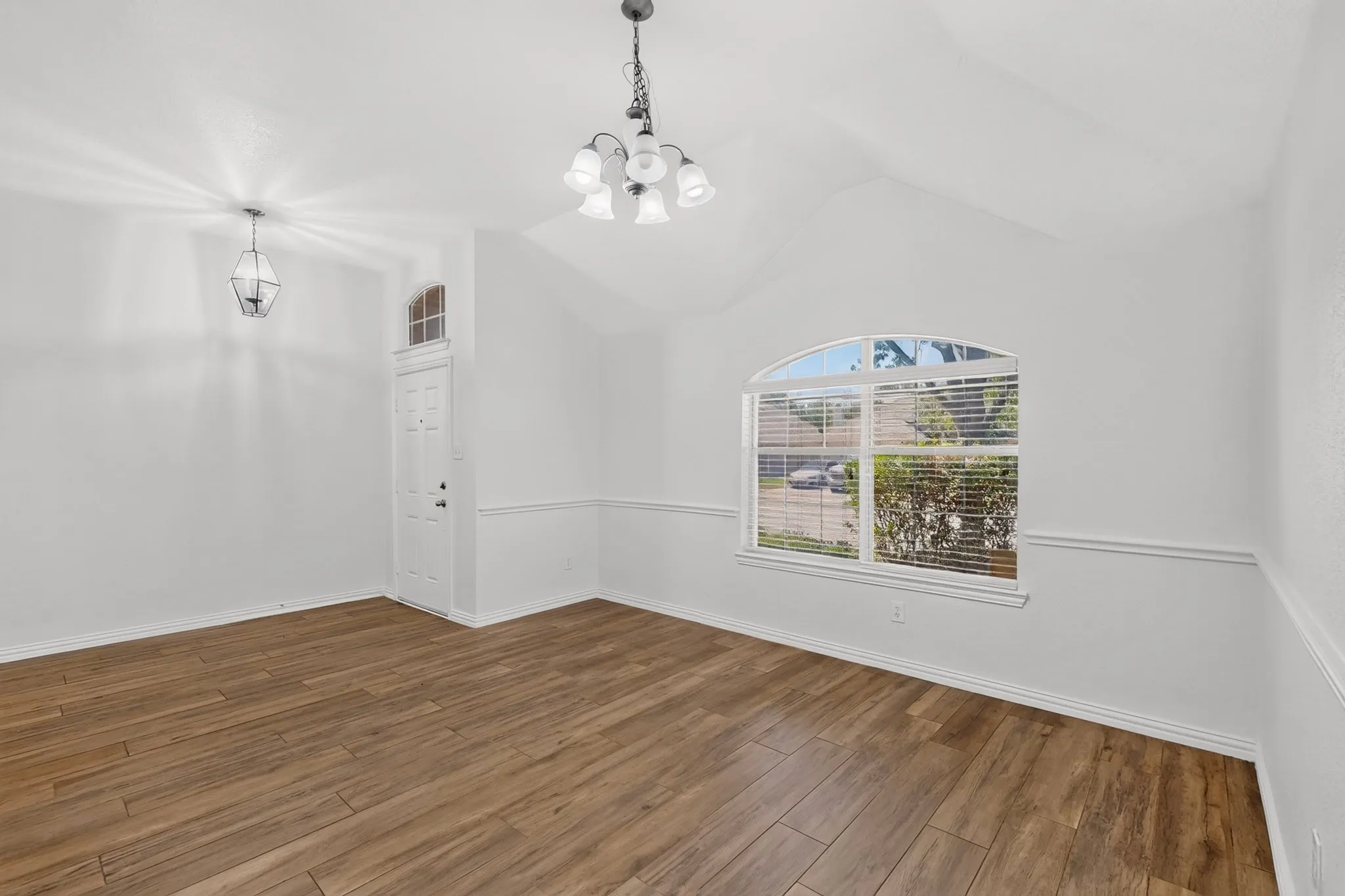 Single Family Residence For Sale in Dallas County , 1320 Clearwater Drive, Grand Prairie, Texas 75052, 3 Bedroom, 2 Bathroom, 2 Garage spaces, 1,844 Sqft, built in 2006, mls#21338240, Real Estate Agent in Grand Prairie, Homes For Sale in Dallas county, Homes For Sale in Grand Prairie, Realtor in Grand Prairie Texas, Real Estate Brokerage Independent Realty Texas, Luminita Cordes Realtor