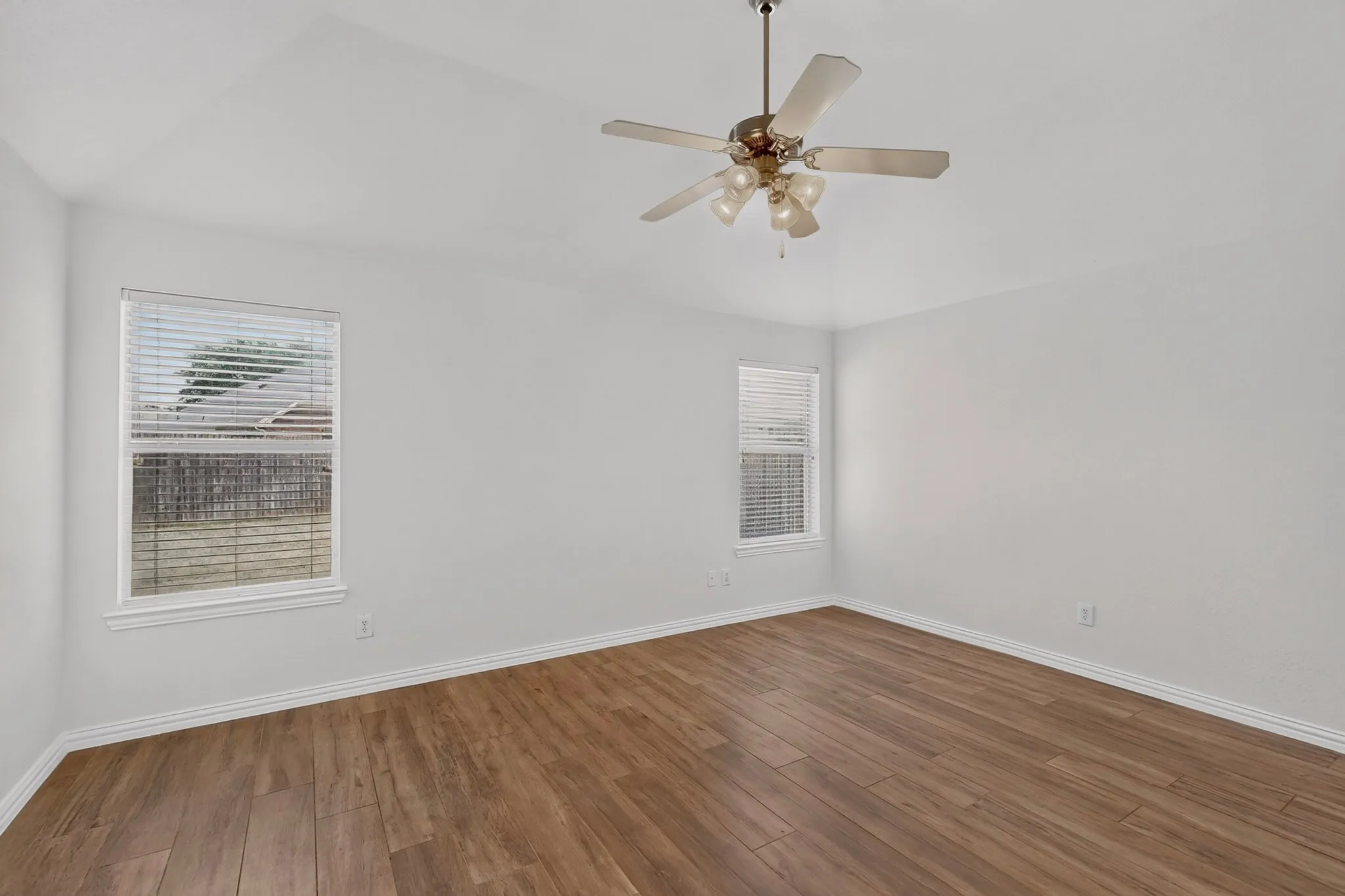 Single Family Residence For Sale in Dallas County , 1320 Clearwater Drive, Grand Prairie, Texas 75052, 3 Bedroom, 2 Bathroom, 2 Garage spaces, 1,844 Sqft, built in 2006, mls#21338240, Real Estate Agent in Grand Prairie, Homes For Sale in Dallas county, Homes For Sale in Grand Prairie, Realtor in Grand Prairie Texas, Real Estate Brokerage Independent Realty Texas, Luminita Cordes Realtor