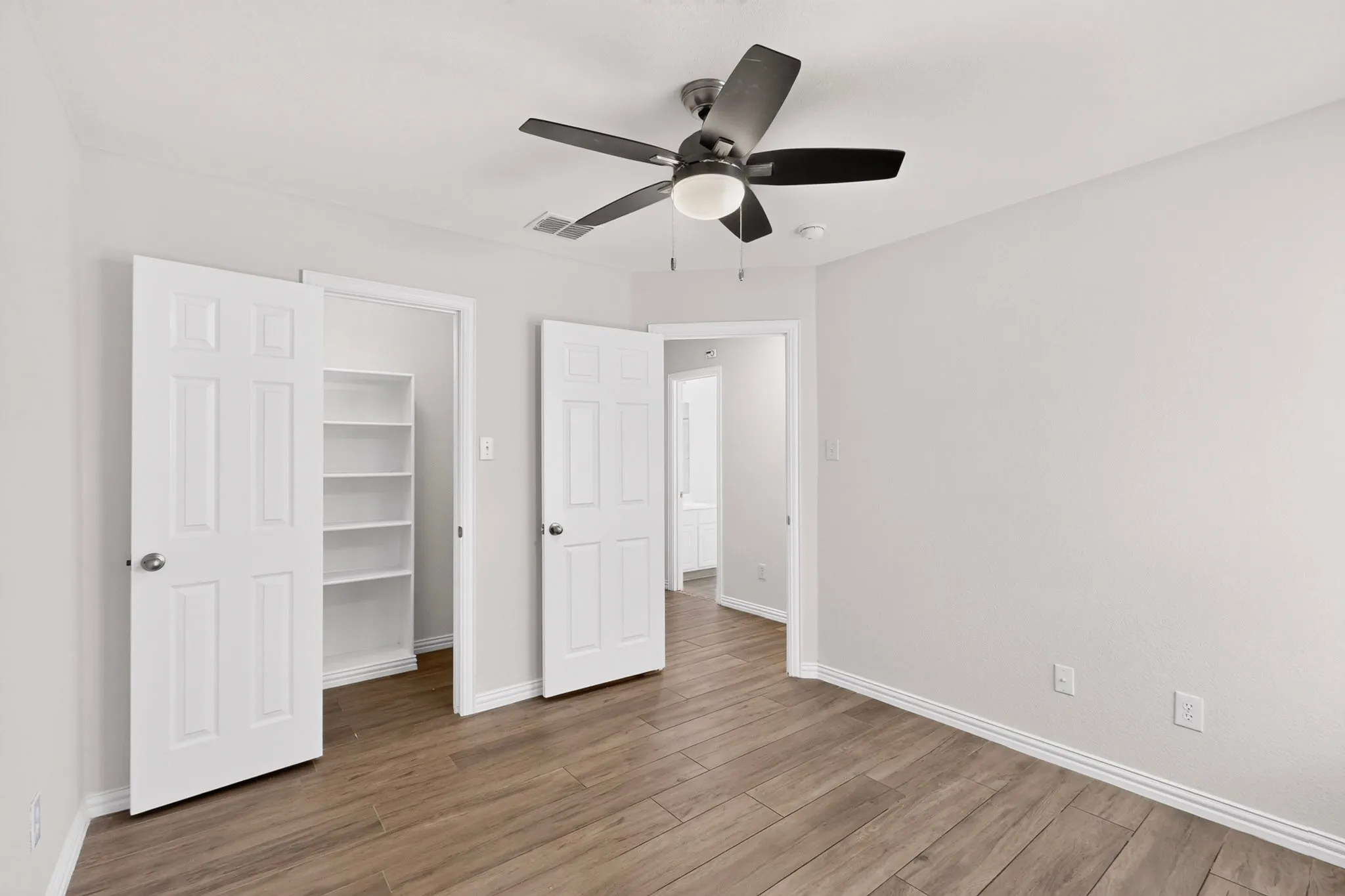 Single Family Residence For Sale in Dallas County , 1320 Clearwater Drive, Grand Prairie, Texas 75052, 3 Bedroom, 2 Bathroom, 2 Garage spaces, 1,844 Sqft, built in 2006, mls#21338240, Real Estate Agent in Grand Prairie, Homes For Sale in Dallas county, Homes For Sale in Grand Prairie, Realtor in Grand Prairie Texas, Real Estate Brokerage Independent Realty Texas, Luminita Cordes Realtor