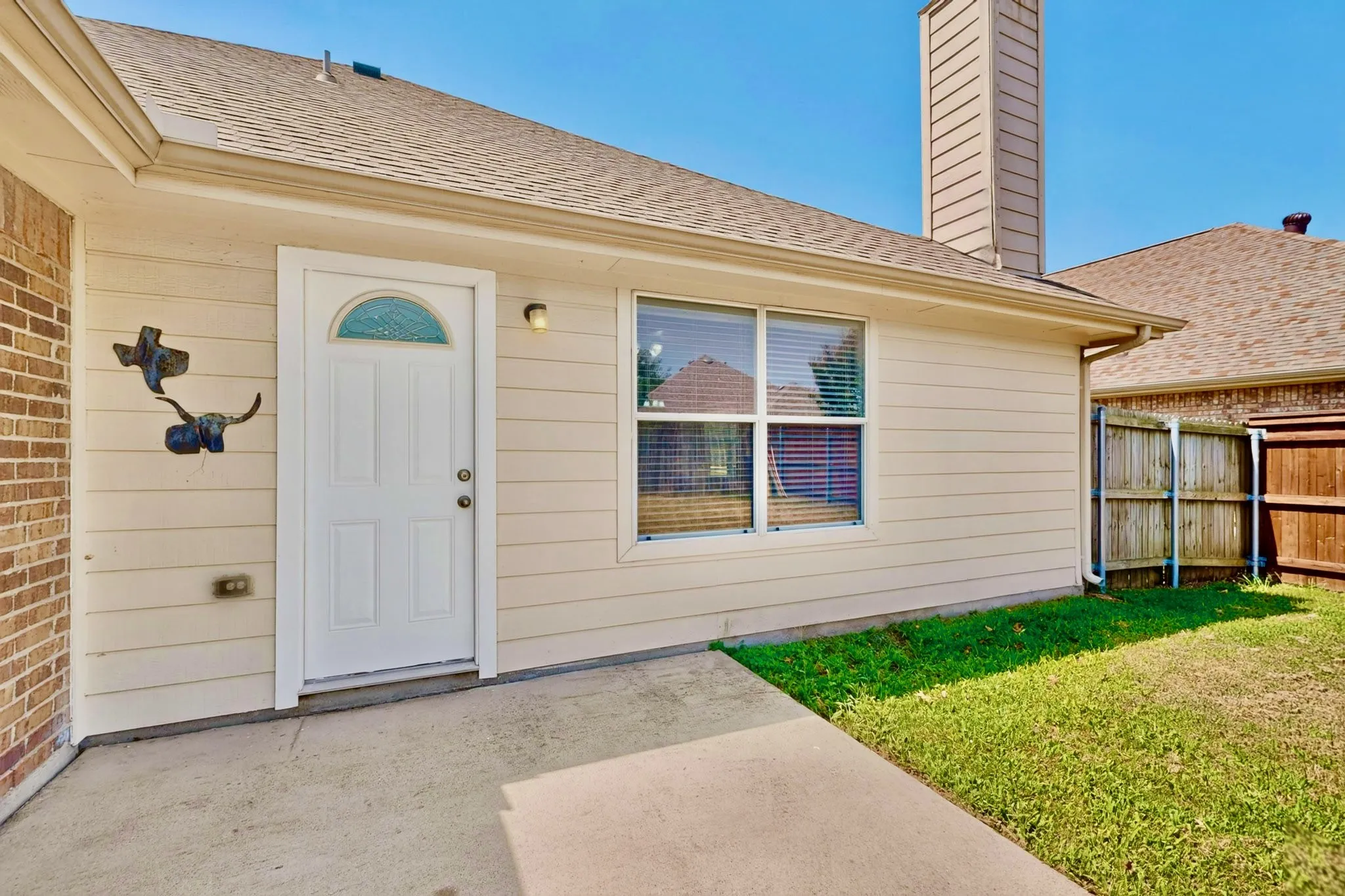 Single Family Residence For Sale in Dallas County , 1320 Clearwater Drive, Grand Prairie, Texas 75052, 3 Bedroom, 2 Bathroom, 2 Garage spaces, 1,844 Sqft, built in 2006, mls#21338240, Real Estate Agent in Grand Prairie, Homes For Sale in Dallas county, Homes For Sale in Grand Prairie, Realtor in Grand Prairie Texas, Real Estate Brokerage Independent Realty Texas, Luminita Cordes Realtor