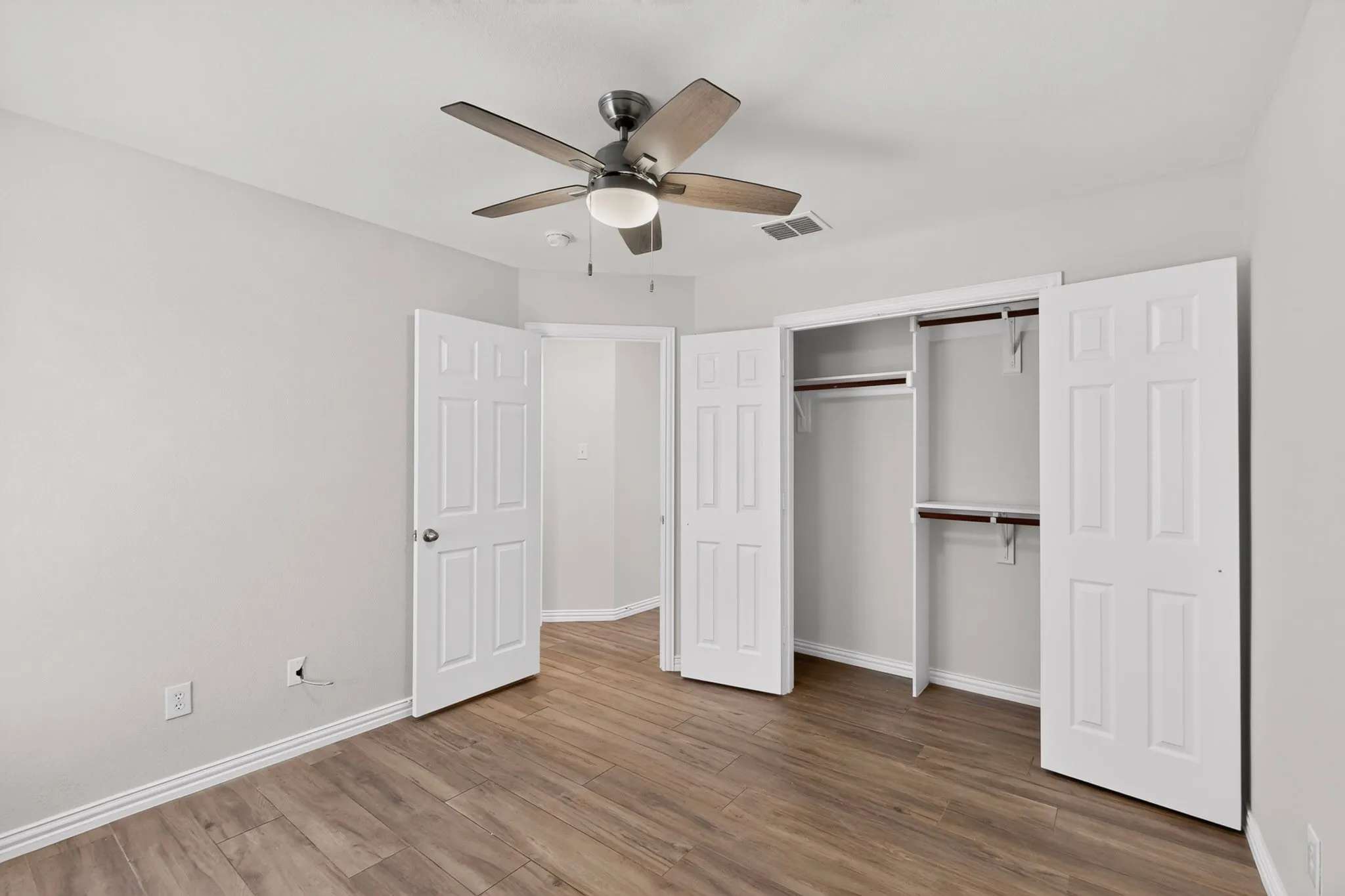 Single Family Residence For Sale in Dallas County , 1320 Clearwater Drive, Grand Prairie, Texas 75052, 3 Bedroom, 2 Bathroom, 2 Garage spaces, 1,844 Sqft, built in 2006, mls#21338240, Real Estate Agent in Grand Prairie, Homes For Sale in Dallas county, Homes For Sale in Grand Prairie, Realtor in Grand Prairie Texas, Real Estate Brokerage Independent Realty Texas, Luminita Cordes Realtor