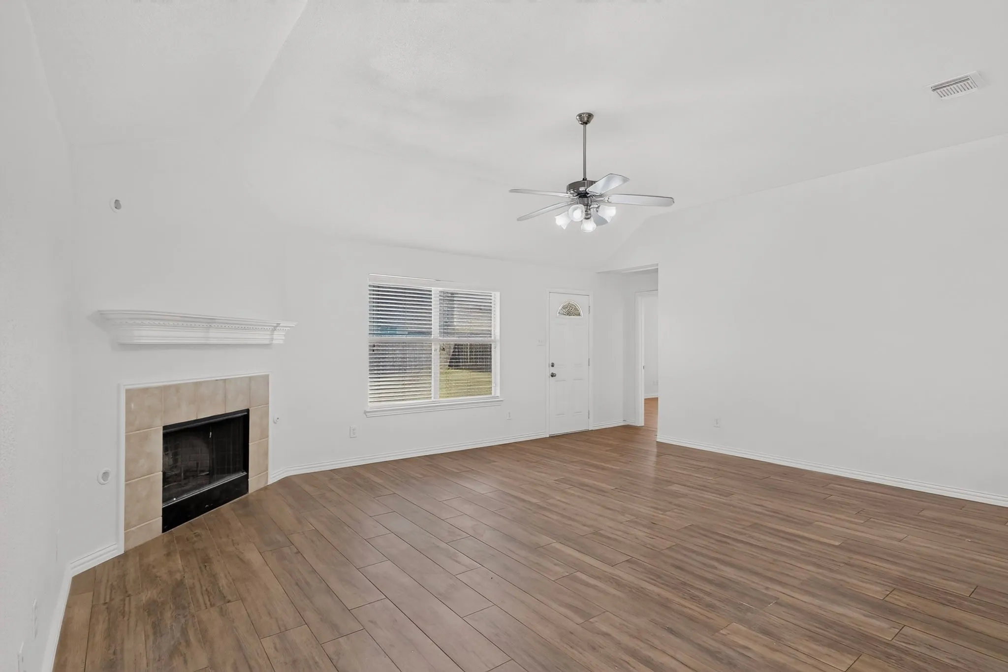 Single Family Residence For Sale in Dallas County , 1320 Clearwater Drive, Grand Prairie, Texas 75052, 3 Bedroom, 2 Bathroom, 2 Garage spaces, 1,844 Sqft, built in 2006, mls#21338240, Real Estate Agent in Grand Prairie, Homes For Sale in Dallas county, Homes For Sale in Grand Prairie, Realtor in Grand Prairie Texas, Real Estate Brokerage Independent Realty Texas, Luminita Cordes Realtor