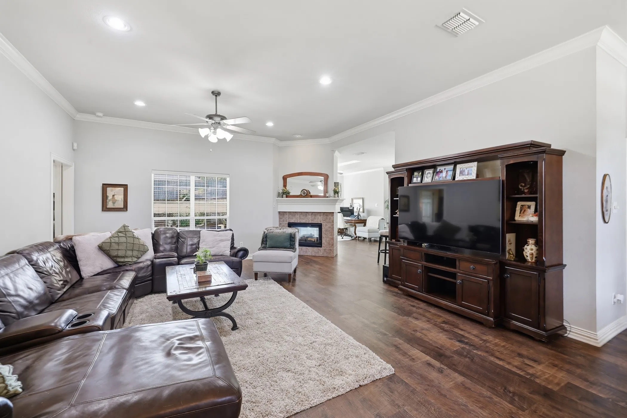 Single Family Residence For Sale in Gregg County , 313 Ithaca Drive, Longview, Texas 75604, 4 Bedroom, 2 Bathroom, 2 Garage spaces, 2,382 Sqft, built in 2002, mls#21338099, Real Estate Agent in Longview, Homes For Sale in Gregg county, Homes For Sale in Longview, Realtor in Longview Texas, Real Estate Brokerage Independent Realty Texas, Luminita Cordes Realtor