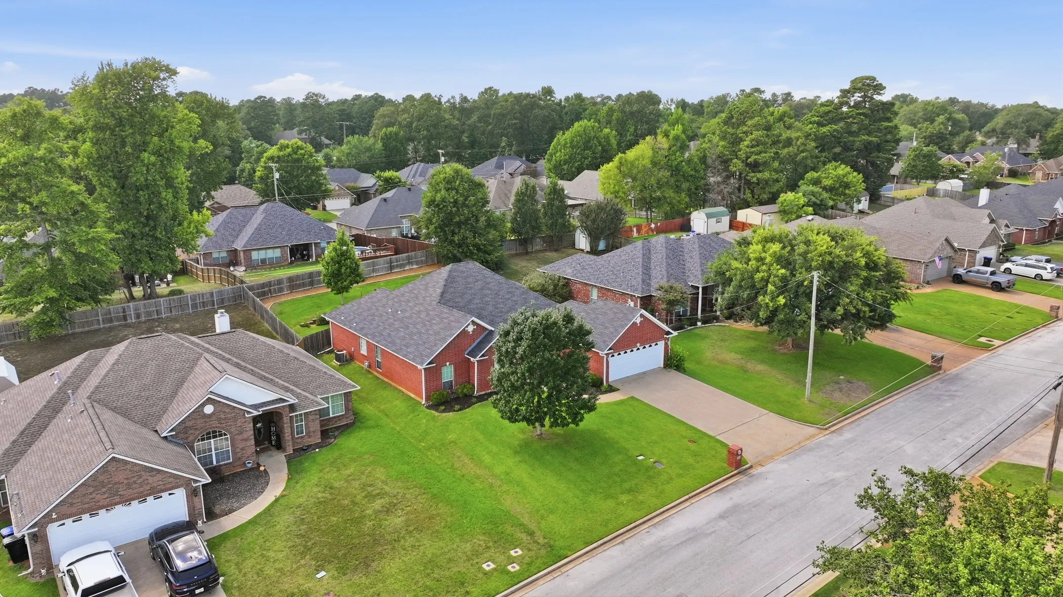 Single Family Residence For Sale in Gregg County , 313 Ithaca Drive, Longview, Texas 75604, 4 Bedroom, 2 Bathroom, 2 Garage spaces, 2,382 Sqft, built in 2002, mls#21338099, Real Estate Agent in Longview, Homes For Sale in Gregg county, Homes For Sale in Longview, Realtor in Longview Texas, Real Estate Brokerage Independent Realty Texas, Luminita Cordes Realtor