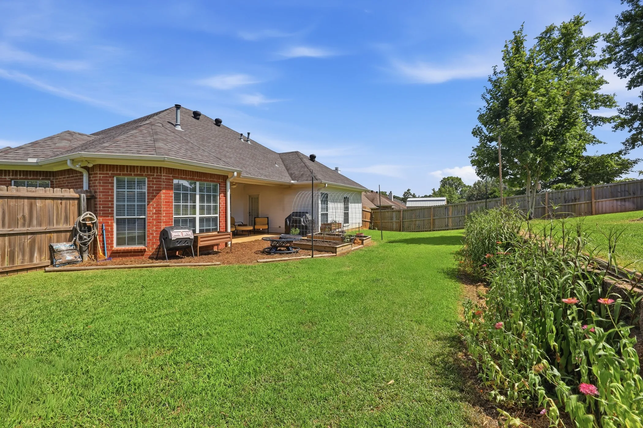 Single Family Residence For Sale in Gregg County , 313 Ithaca Drive, Longview, Texas 75604, 4 Bedroom, 2 Bathroom, 2 Garage spaces, 2,382 Sqft, built in 2002, mls#21338099, Real Estate Agent in Longview, Homes For Sale in Gregg county, Homes For Sale in Longview, Realtor in Longview Texas, Real Estate Brokerage Independent Realty Texas, Luminita Cordes Realtor