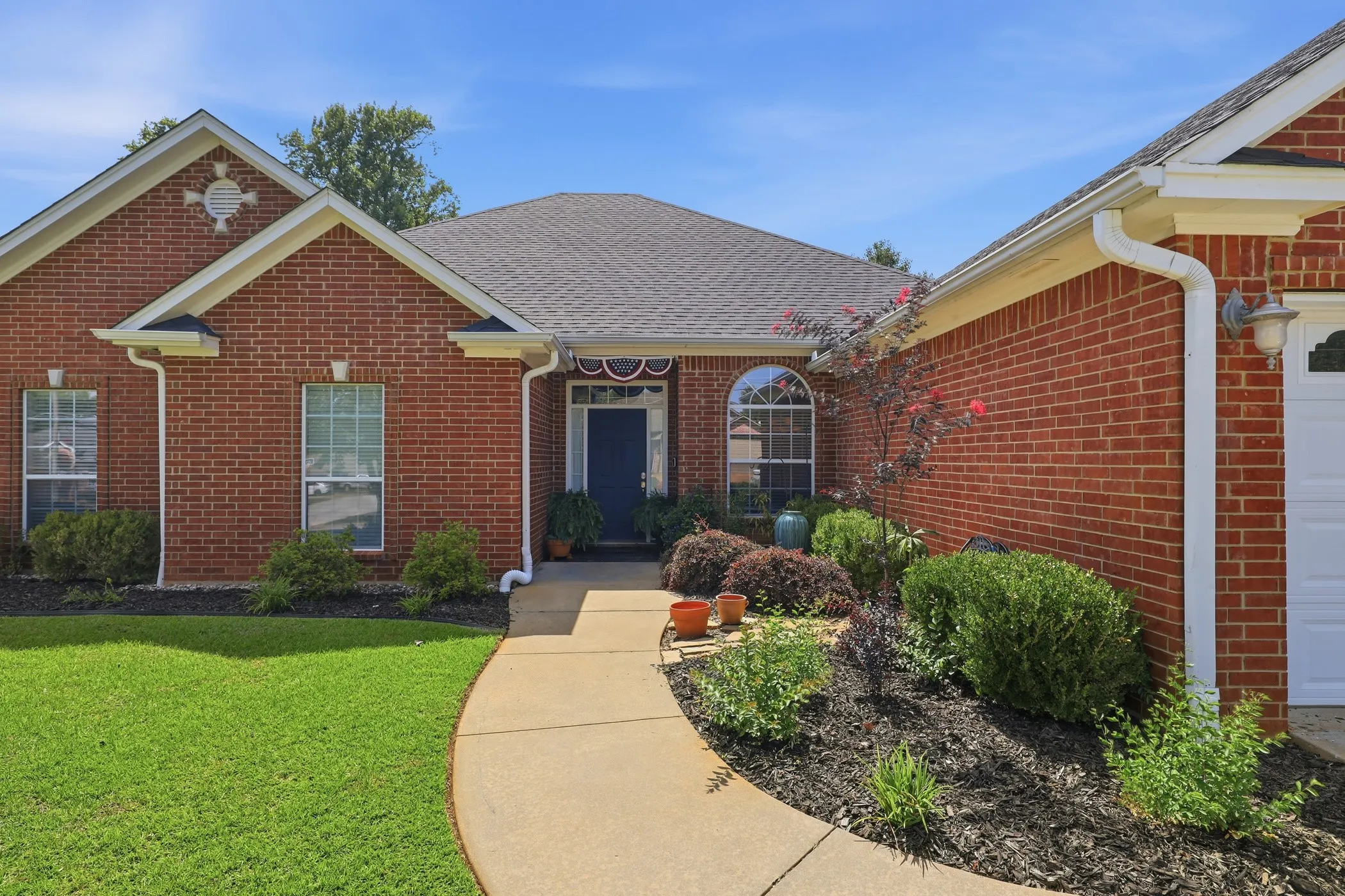 Single Family Residence For Sale in Gregg County , 313 Ithaca Drive, Longview, Texas 75604, 4 Bedroom, 2 Bathroom, 2 Garage spaces, 2,382 Sqft, built in 2002, mls#21338099, Real Estate Agent in Longview, Homes For Sale in Gregg county, Homes For Sale in Longview, Realtor in Longview Texas, Real Estate Brokerage Independent Realty Texas, Luminita Cordes Realtor