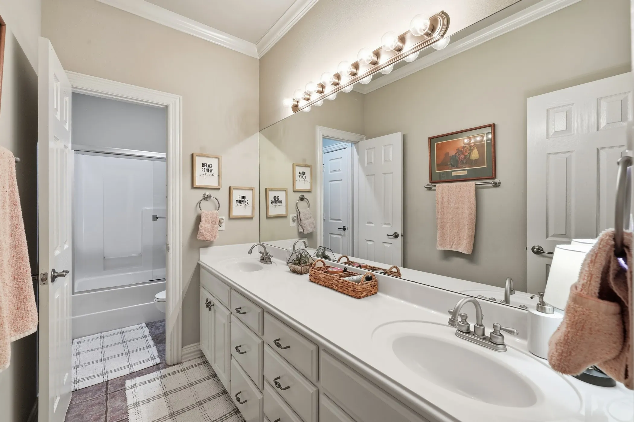 Single Family Residence For Sale in Gregg County , 313 Ithaca Drive, Longview, Texas 75604, 4 Bedroom, 2 Bathroom, 2 Garage spaces, 2,382 Sqft, built in 2002, mls#21338099, Real Estate Agent in Longview, Homes For Sale in Gregg county, Homes For Sale in Longview, Realtor in Longview Texas, Real Estate Brokerage Independent Realty Texas, Luminita Cordes Realtor