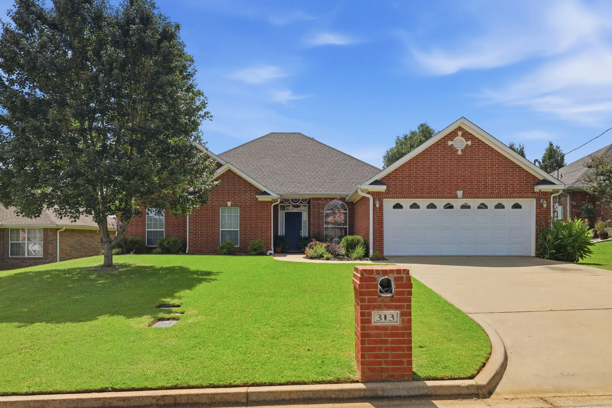 Single Family Residence For Sale in Gregg County , 313 Ithaca Drive, Longview, Texas 75604, 4 Bedroom, 2 Bathroom, 2 Garage spaces, 2,382 Sqft, built in 2002, mls#21338099, Real Estate Agent in Longview, Homes For Sale in Gregg county, Homes For Sale in Longview, Realtor in Longview Texas, Real Estate Brokerage Independent Realty Texas, Luminita Cordes Realtor