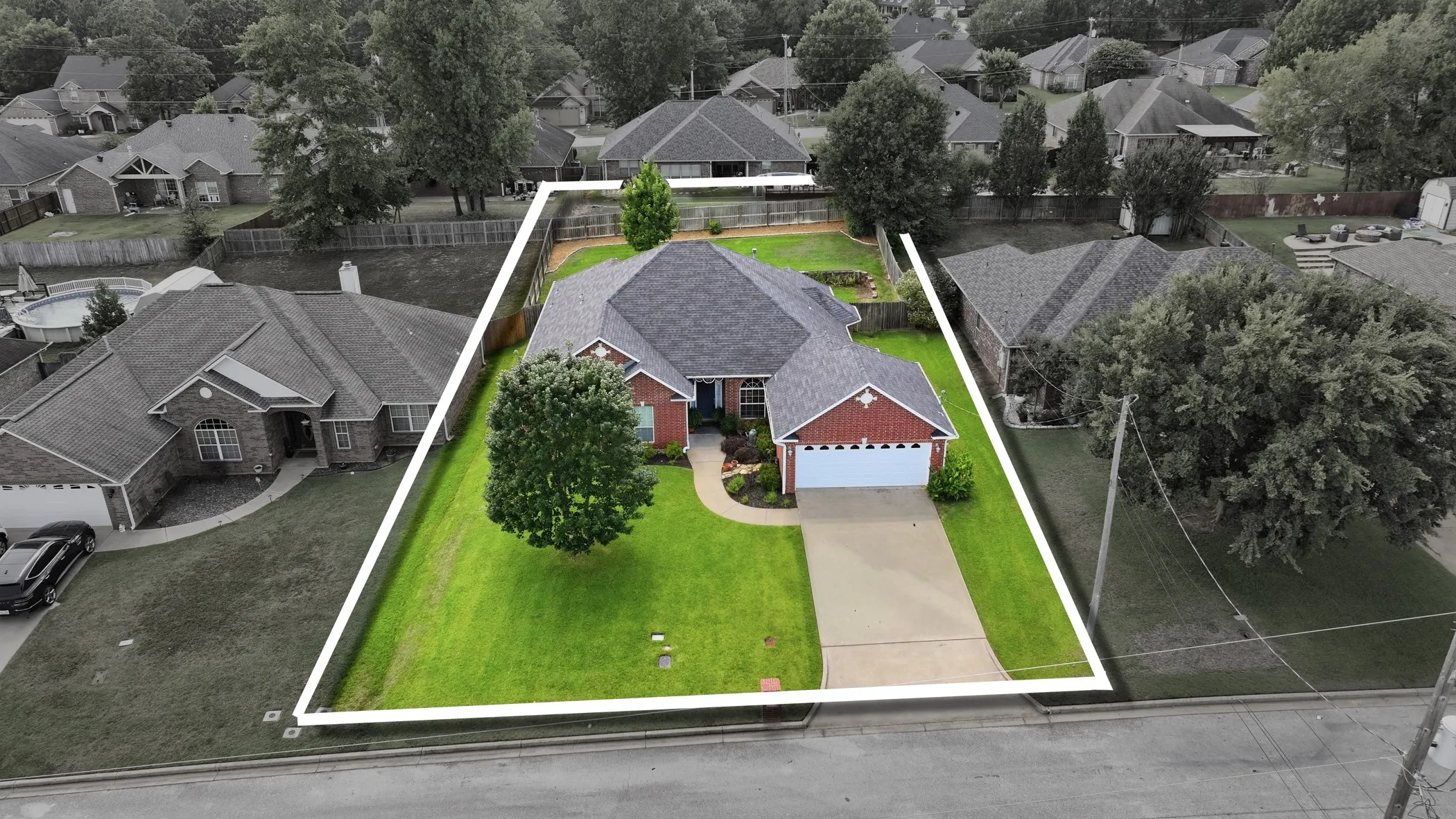 Single Family Residence For Sale in Gregg County , 313 Ithaca Drive, Longview, Texas 75604, 4 Bedroom, 2 Bathroom, 2 Garage spaces, 2,382 Sqft, built in 2002, mls#21338099, Real Estate Agent in Longview, Homes For Sale in Gregg county, Homes For Sale in Longview, Realtor in Longview Texas, Real Estate Brokerage Independent Realty Texas, Luminita Cordes Realtor