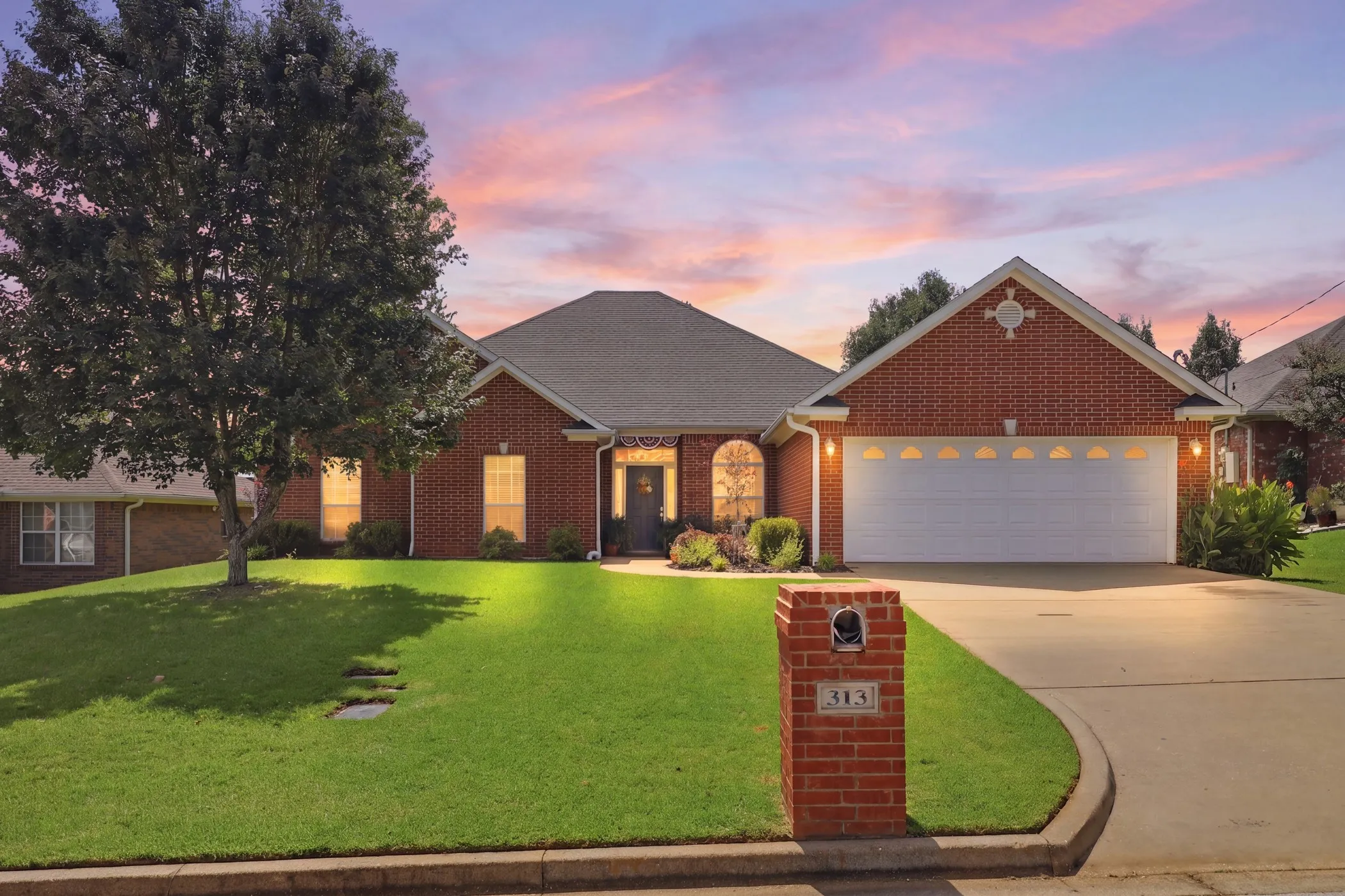 Single Family Residence For Sale in Gregg County , 313 Ithaca Drive, Longview, Texas 75604, 4 Bedroom, 2 Bathroom, 2 Garage spaces, 2,382 Sqft, built in 2002, mls#21338099, Real Estate Agent in Longview, Homes For Sale in Gregg county, Homes For Sale in Longview, Realtor in Longview Texas, Real Estate Brokerage Independent Realty Texas, Luminita Cordes Realtor