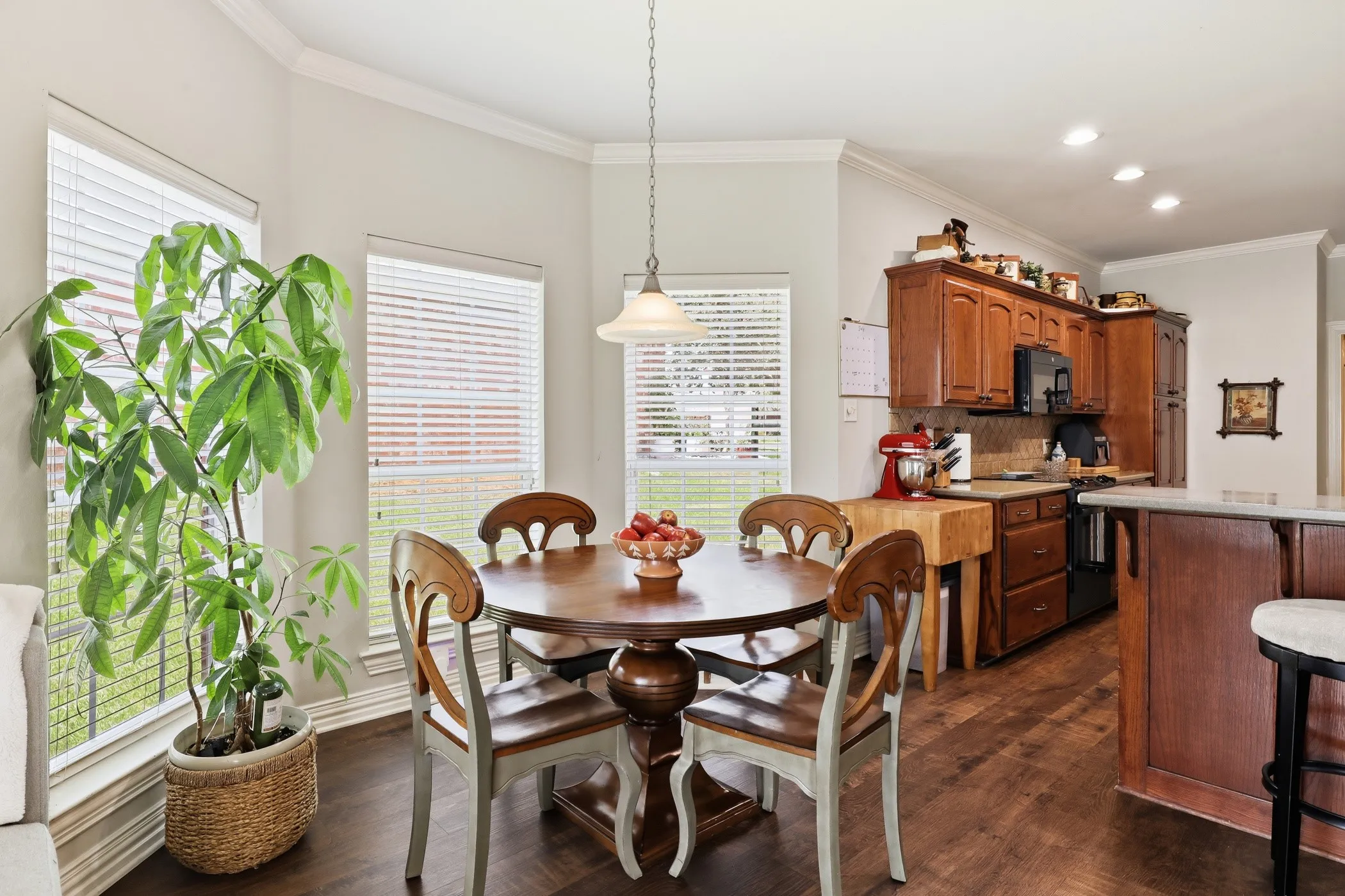 Single Family Residence For Sale in Gregg County , 313 Ithaca Drive, Longview, Texas 75604, 4 Bedroom, 2 Bathroom, 2 Garage spaces, 2,382 Sqft, built in 2002, mls#21338099, Real Estate Agent in Longview, Homes For Sale in Gregg county, Homes For Sale in Longview, Realtor in Longview Texas, Real Estate Brokerage Independent Realty Texas, Luminita Cordes Realtor
