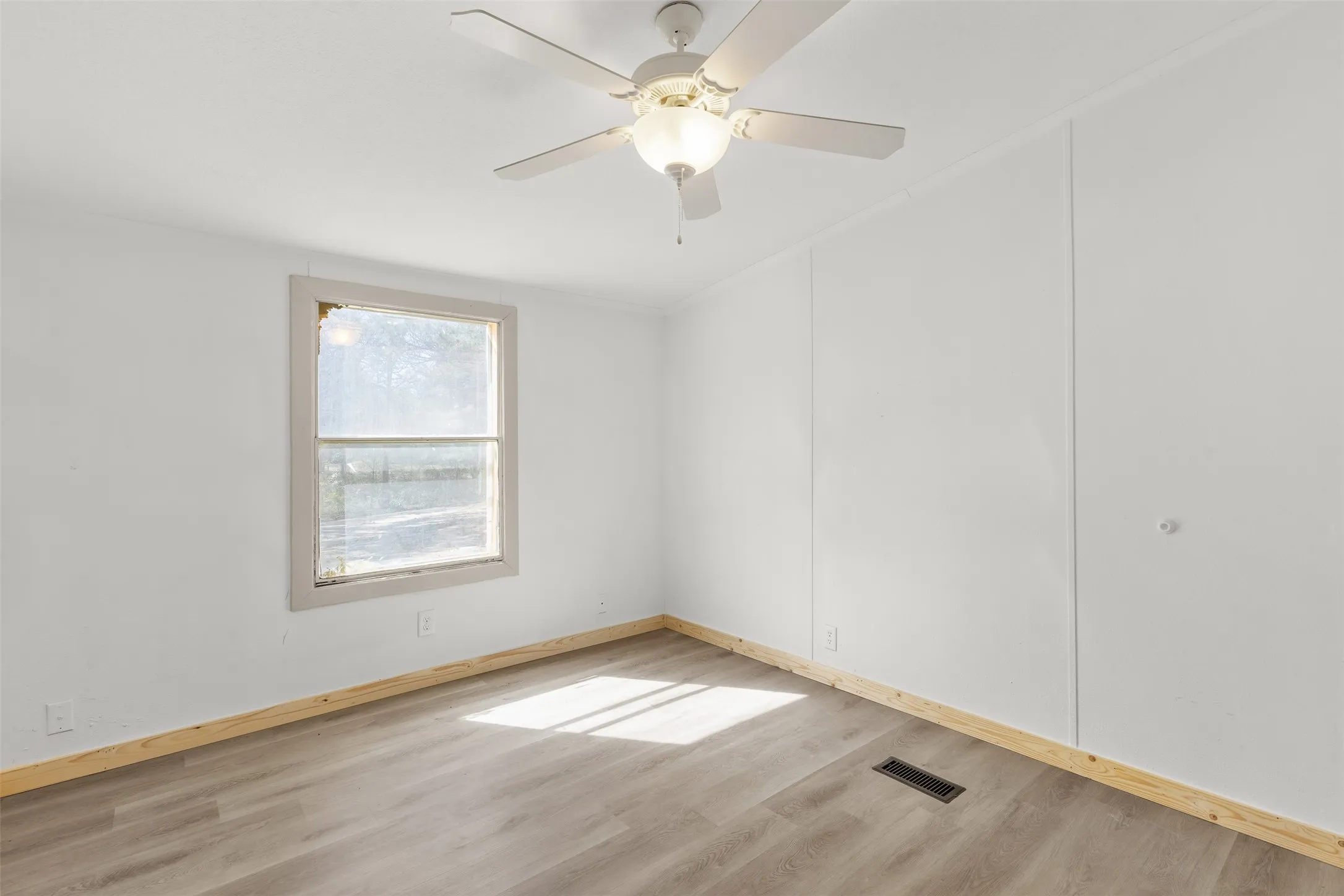 Mobile Home For Sale in Franklin (TX) County , 180 SE County Road 4275, Mount Vernon, Texas 76384, 4 Bedroom, 3 Bathroom, Garage spaces, 2,128 Sqft, built in 2004, mls#21339048, Real Estate Agent in Mount Vernon, Homes For Sale in Franklin (TX) county, Homes For Sale in Mount Vernon, Realtor in Mount Vernon Texas, Real Estate Brokerage Independent Realty Texas, Luminita Cordes Realtor