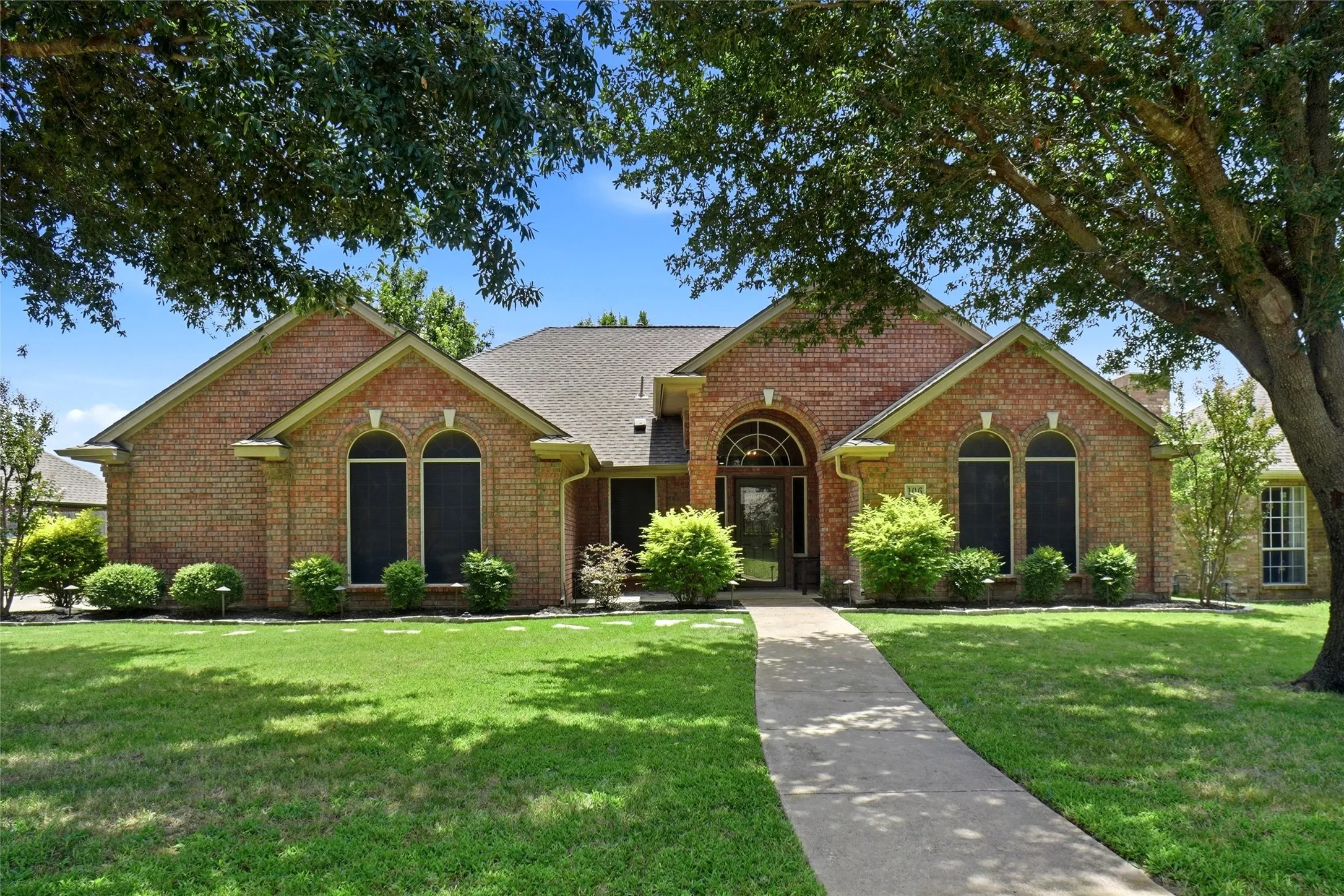 Single Family Residence For Sale in Denton County , 106 Honeysuckle Drive, Justin, Texas 76247, 4 Bedroom, 2 Bathroom, 2 Garage spaces, 2,209 Sqft, built in 1998, mls#21336097, Real Estate Agent in Justin, Homes For Sale in Denton county, Homes For Sale in Justin, Realtor in Justin Texas, Real Estate Brokerage Independent Realty Texas, Luminita Cordes Realtor