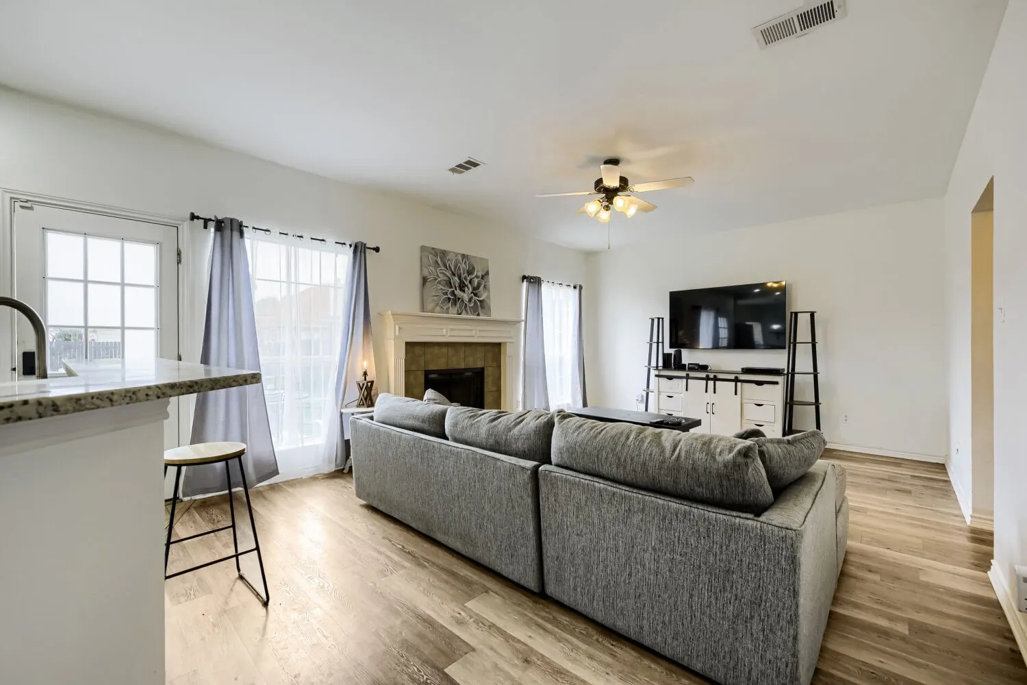 Single Family Residence For Sale in Tarrant County , 5016 Coral Creek Drive, Fort Worth, Texas 76135, 4 Bedroom, 3 Bathroom, 2 Garage spaces, 2,269 Sqft, built in 2001, mls#21338366, Real Estate Agent in Fort Worth, Homes For Sale in Tarrant county, Homes For Sale in Fort Worth, Realtor in Fort Worth Texas, Real Estate Brokerage Independent Realty Texas, Luminita Cordes Realtor