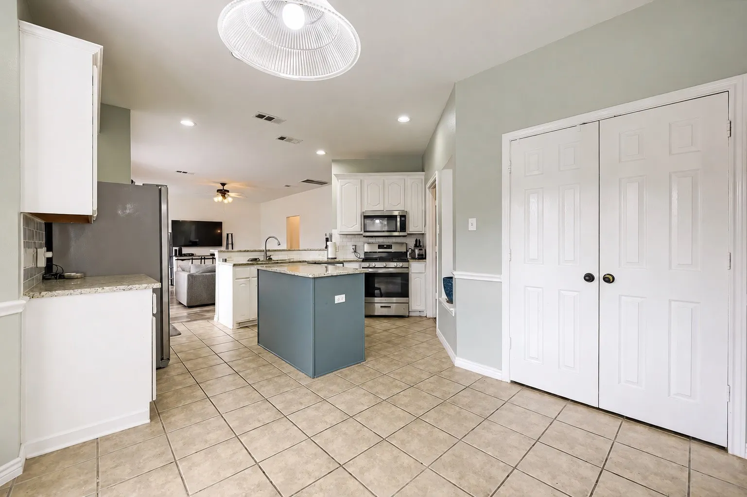 Single Family Residence For Sale in Tarrant County , 5016 Coral Creek Drive, Fort Worth, Texas 76135, 4 Bedroom, 3 Bathroom, 2 Garage spaces, 2,269 Sqft, built in 2001, mls#21338366, Real Estate Agent in Fort Worth, Homes For Sale in Tarrant county, Homes For Sale in Fort Worth, Realtor in Fort Worth Texas, Real Estate Brokerage Independent Realty Texas, Luminita Cordes Realtor