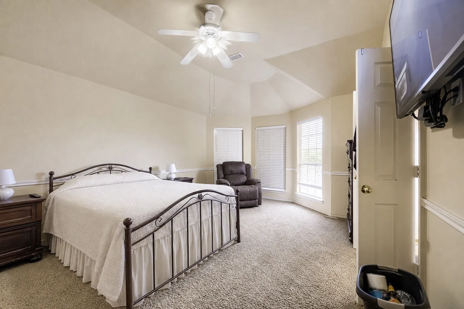 Single Family Residence For Sale in Tarrant County , 5016 Coral Creek Drive, Fort Worth, Texas 76135, 4 Bedroom, 3 Bathroom, 2 Garage spaces, 2,269 Sqft, built in 2001, mls#21338366, Real Estate Agent in Fort Worth, Homes For Sale in Tarrant county, Homes For Sale in Fort Worth, Realtor in Fort Worth Texas, Real Estate Brokerage Independent Realty Texas, Luminita Cordes Realtor