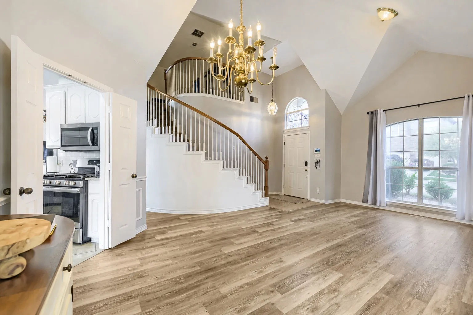 Single Family Residence For Sale in Tarrant County , 5016 Coral Creek Drive, Fort Worth, Texas 76135, 4 Bedroom, 3 Bathroom, 2 Garage spaces, 2,269 Sqft, built in 2001, mls#21338366, Real Estate Agent in Fort Worth, Homes For Sale in Tarrant county, Homes For Sale in Fort Worth, Realtor in Fort Worth Texas, Real Estate Brokerage Independent Realty Texas, Luminita Cordes Realtor
