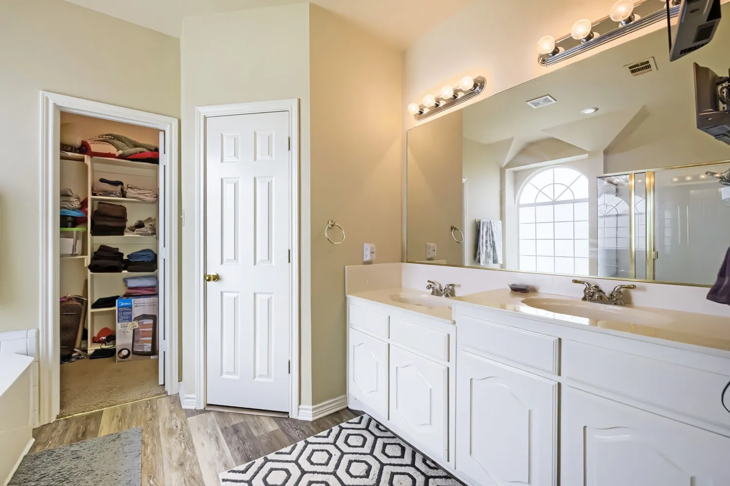 Single Family Residence For Sale in Tarrant County , 5016 Coral Creek Drive, Fort Worth, Texas 76135, 4 Bedroom, 3 Bathroom, 2 Garage spaces, 2,269 Sqft, built in 2001, mls#21338366, Real Estate Agent in Fort Worth, Homes For Sale in Tarrant county, Homes For Sale in Fort Worth, Realtor in Fort Worth Texas, Real Estate Brokerage Independent Realty Texas, Luminita Cordes Realtor