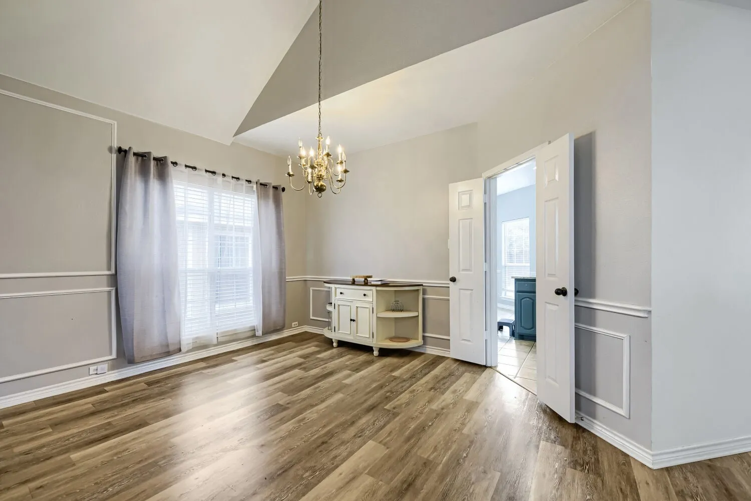 Single Family Residence For Sale in Tarrant County , 5016 Coral Creek Drive, Fort Worth, Texas 76135, 4 Bedroom, 3 Bathroom, 2 Garage spaces, 2,269 Sqft, built in 2001, mls#21338366, Real Estate Agent in Fort Worth, Homes For Sale in Tarrant county, Homes For Sale in Fort Worth, Realtor in Fort Worth Texas, Real Estate Brokerage Independent Realty Texas, Luminita Cordes Realtor