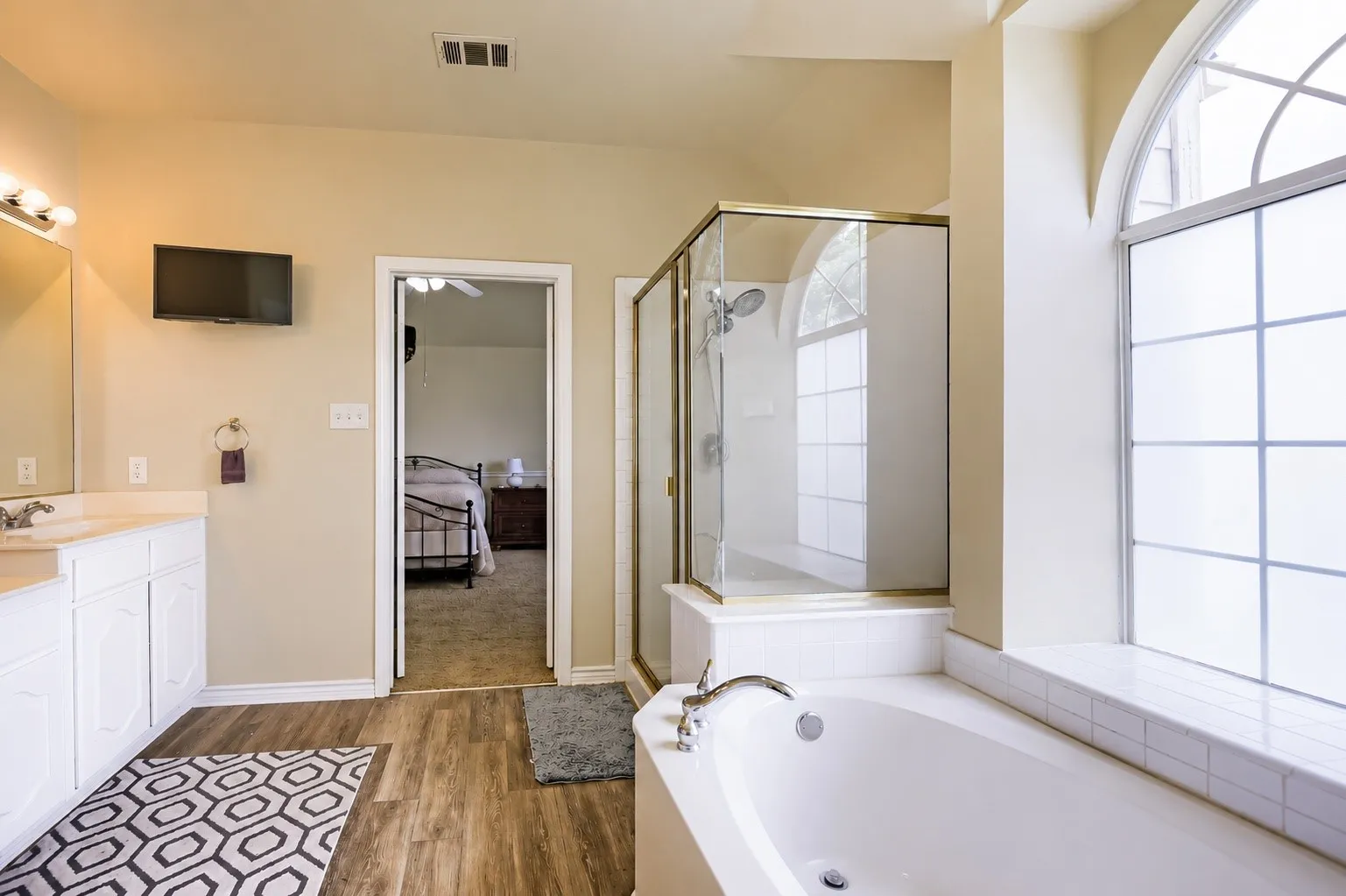 Single Family Residence For Sale in Tarrant County , 5016 Coral Creek Drive, Fort Worth, Texas 76135, 4 Bedroom, 3 Bathroom, 2 Garage spaces, 2,269 Sqft, built in 2001, mls#21338366, Real Estate Agent in Fort Worth, Homes For Sale in Tarrant county, Homes For Sale in Fort Worth, Realtor in Fort Worth Texas, Real Estate Brokerage Independent Realty Texas, Luminita Cordes Realtor