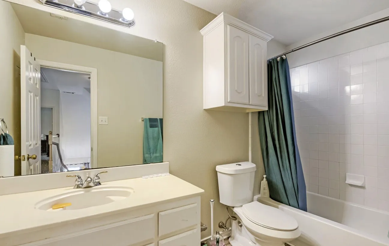 Single Family Residence For Sale in Tarrant County , 5016 Coral Creek Drive, Fort Worth, Texas 76135, 4 Bedroom, 3 Bathroom, 2 Garage spaces, 2,269 Sqft, built in 2001, mls#21338366, Real Estate Agent in Fort Worth, Homes For Sale in Tarrant county, Homes For Sale in Fort Worth, Realtor in Fort Worth Texas, Real Estate Brokerage Independent Realty Texas, Luminita Cordes Realtor