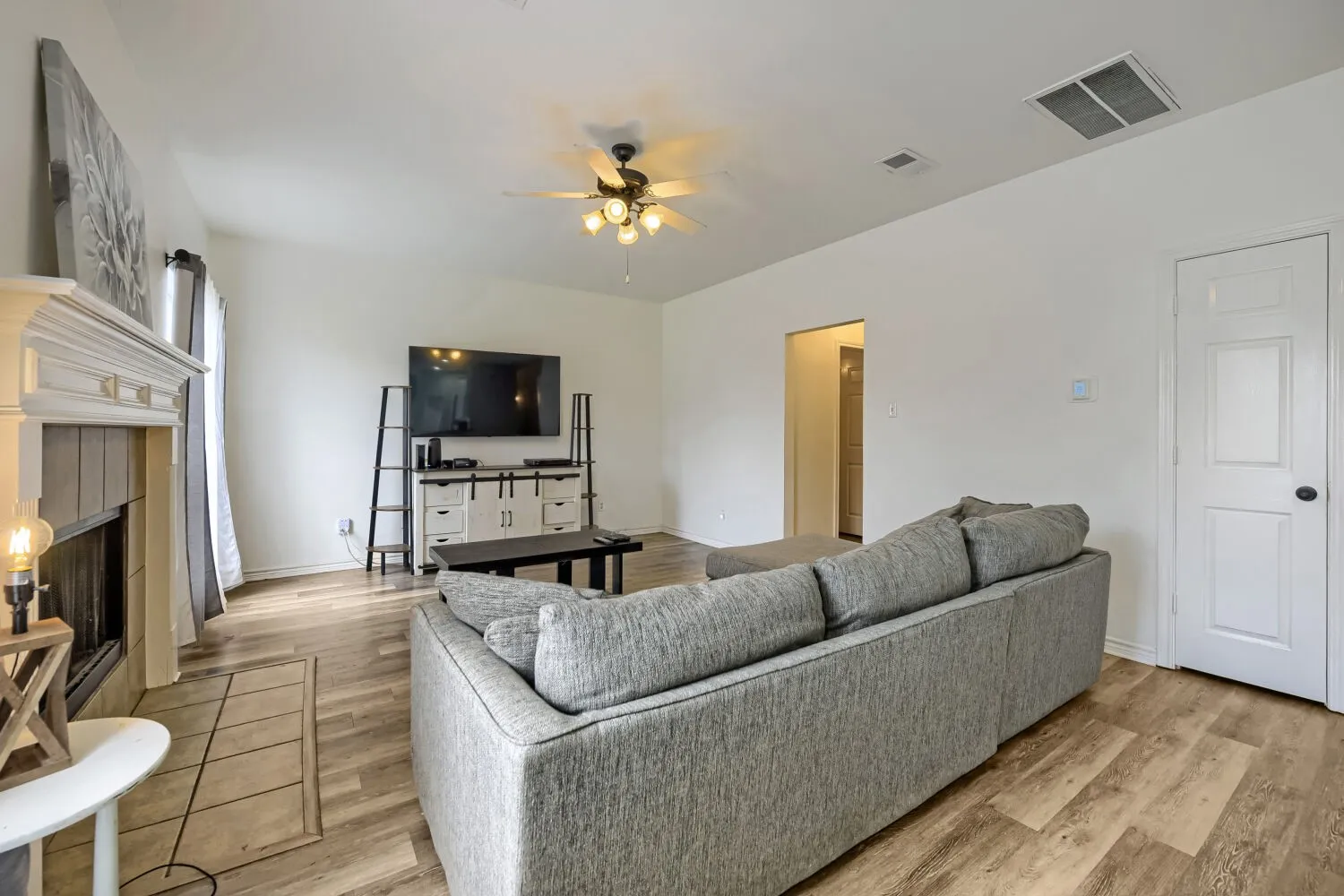Single Family Residence For Sale in Tarrant County , 5016 Coral Creek Drive, Fort Worth, Texas 76135, 4 Bedroom, 3 Bathroom, 2 Garage spaces, 2,269 Sqft, built in 2001, mls#21338366, Real Estate Agent in Fort Worth, Homes For Sale in Tarrant county, Homes For Sale in Fort Worth, Realtor in Fort Worth Texas, Real Estate Brokerage Independent Realty Texas, Luminita Cordes Realtor