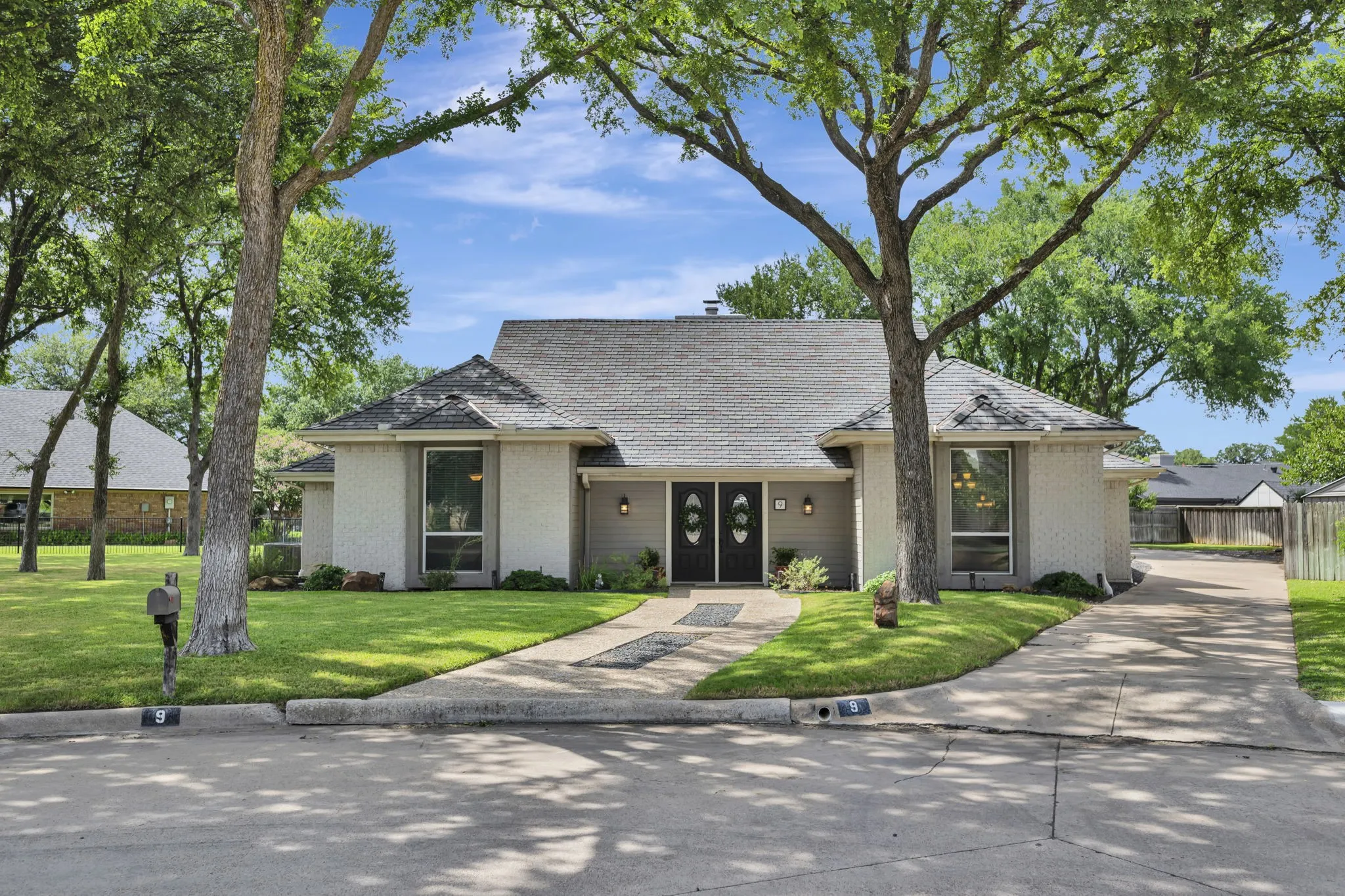 Single Family Residence For Sale in Denton County , 9 Wentworth Court, Trophy Club, Texas 76262, 3 Bedroom, 3 Bathroom, 2 Garage spaces, 2,556 Sqft, built in 1977, mls#21339036, Real Estate Agent in Trophy Club, Homes For Sale in Denton county, Homes For Sale in Trophy Club, Realtor in Trophy Club Texas, Real Estate Brokerage Independent Realty Texas, Luminita Cordes Realtor