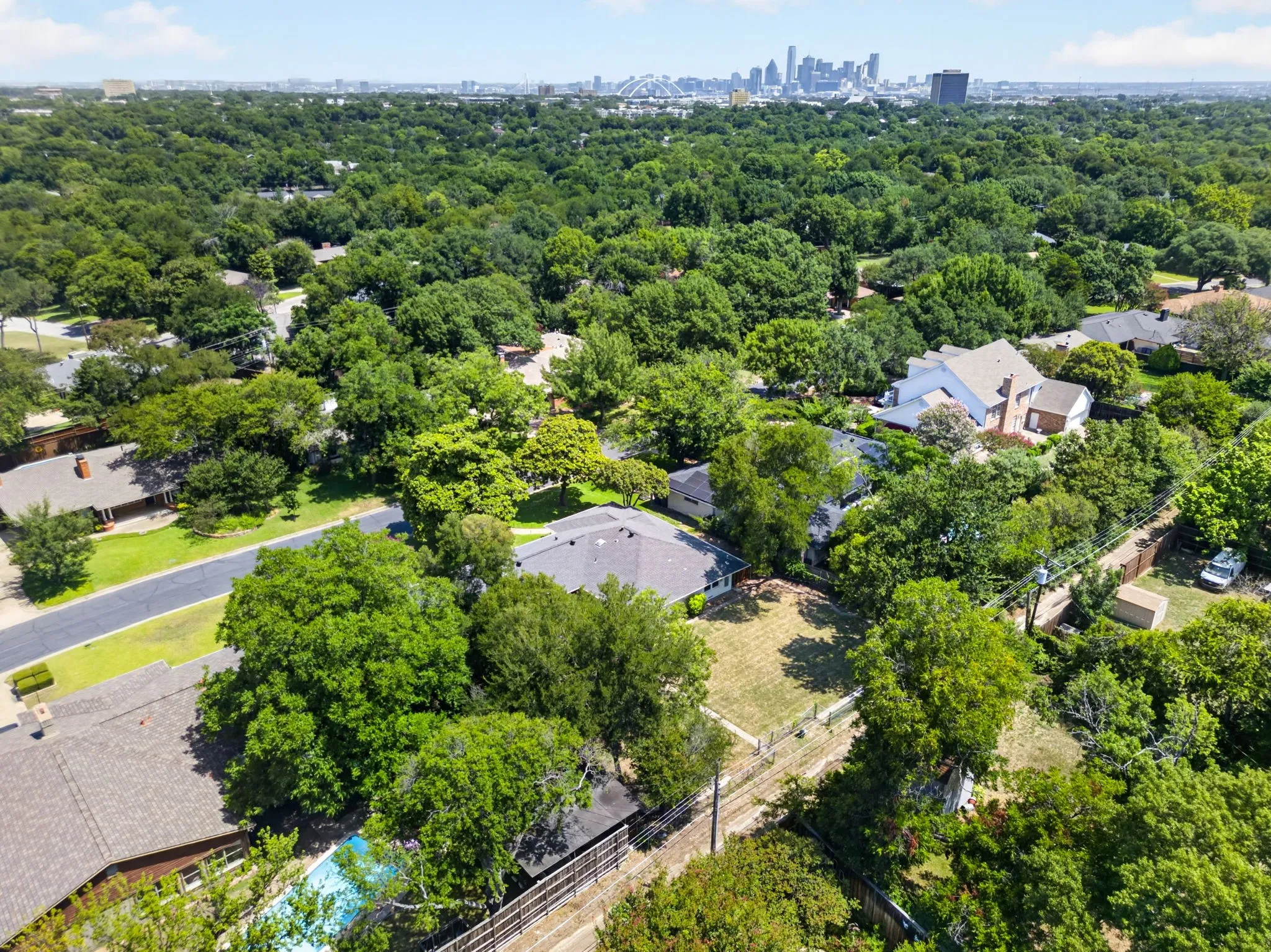 Single Family Residence For Sale in Dallas County , 716 Mayrant Drive, Dallas, Texas 75224, 3 Bedroom, 2 Bathroom, 2 Garage spaces, 2,048 Sqft, built in 1954, mls#21336781, Real Estate Agent in Dallas, Homes For Sale in Dallas county, Homes For Sale in Dallas, Realtor in Dallas Texas, Real Estate Brokerage Independent Realty Texas, Luminita Cordes Realtor