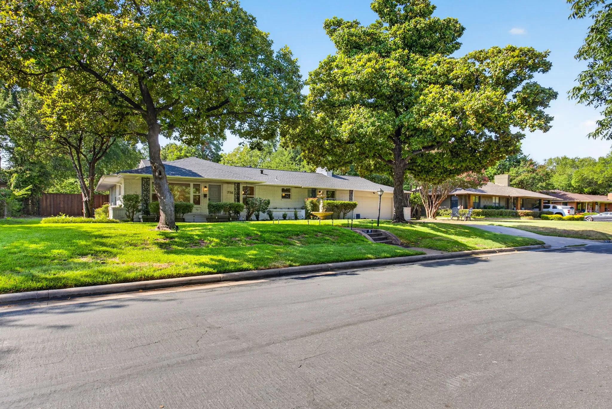 Single Family Residence For Sale in Dallas County , 716 Mayrant Drive, Dallas, Texas 75224, 3 Bedroom, 2 Bathroom, 2 Garage spaces, 2,048 Sqft, built in 1954, mls#21336781, Real Estate Agent in Dallas, Homes For Sale in Dallas county, Homes For Sale in Dallas, Realtor in Dallas Texas, Real Estate Brokerage Independent Realty Texas, Luminita Cordes Realtor