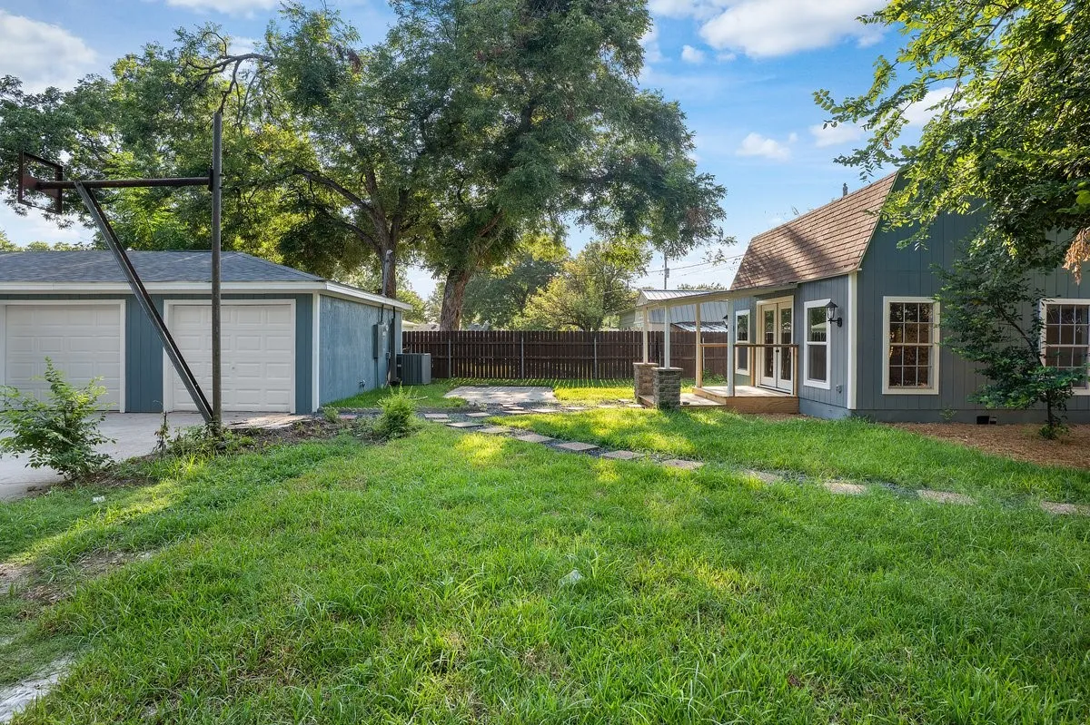 Single Family Residence For Sale in Tarrant County , 6136 Walnut Drive, Fort Worth, Texas 76114, 3 Bedroom, 2 Bathroom, 2 Garage spaces, 1,750 Sqft, built in 1955, mls#21339091, Real Estate Agent in Fort Worth, Homes For Sale in Tarrant county, Homes For Sale in Fort Worth, Realtor in Fort Worth Texas, Real Estate Brokerage Independent Realty Texas, Luminita Cordes Realtor