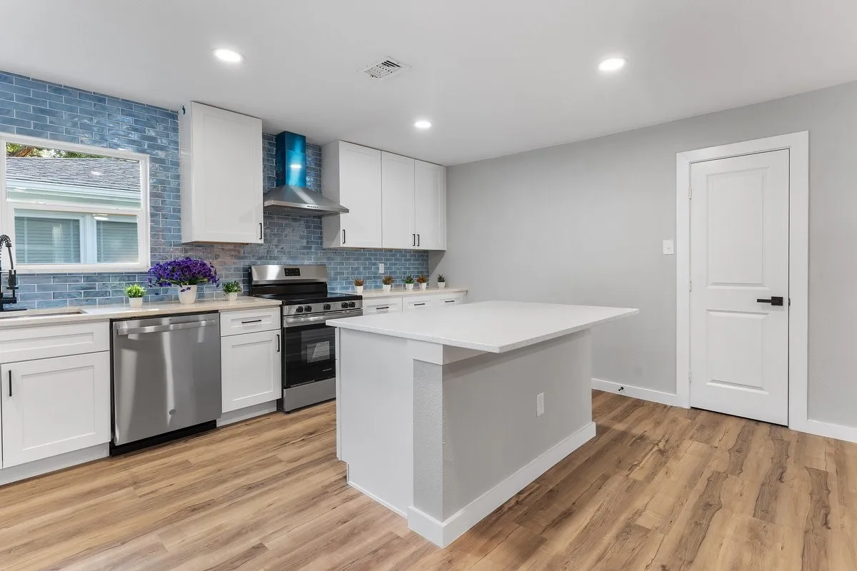 Single Family Residence For Sale in Tarrant County , 6136 Walnut Drive, Fort Worth, Texas 76114, 3 Bedroom, 2 Bathroom, 2 Garage spaces, 1,750 Sqft, built in 1955, mls#21339091, Real Estate Agent in Fort Worth, Homes For Sale in Tarrant county, Homes For Sale in Fort Worth, Realtor in Fort Worth Texas, Real Estate Brokerage Independent Realty Texas, Luminita Cordes Realtor