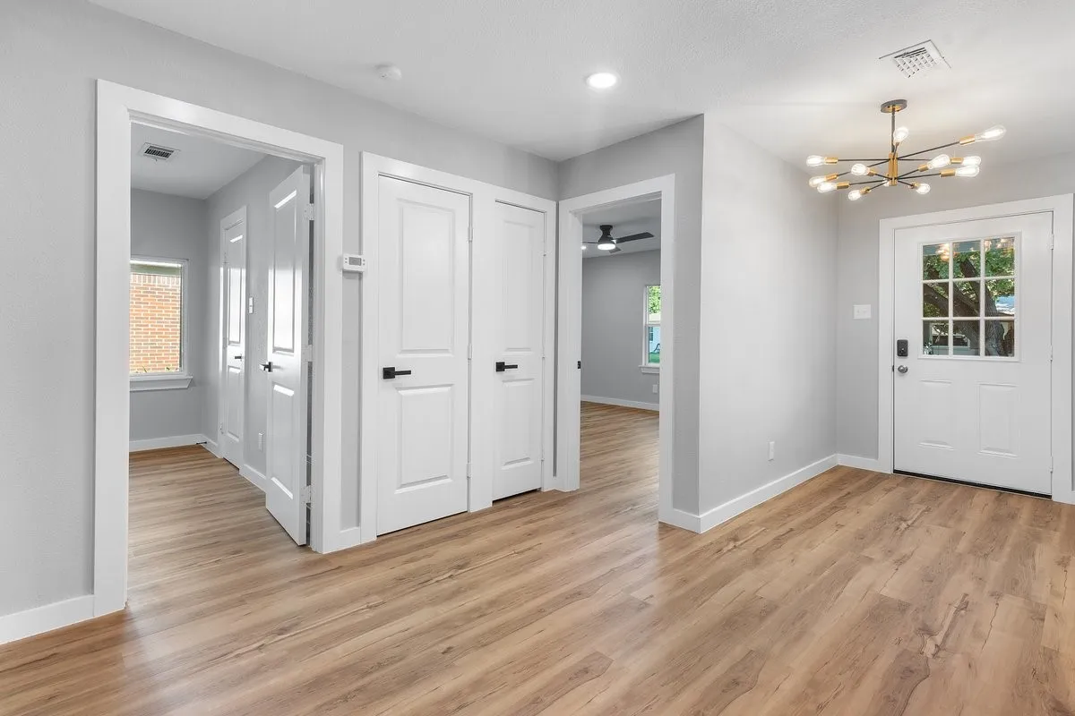 Single Family Residence For Sale in Tarrant County , 6136 Walnut Drive, Fort Worth, Texas 76114, 3 Bedroom, 2 Bathroom, 2 Garage spaces, 1,750 Sqft, built in 1955, mls#21339091, Real Estate Agent in Fort Worth, Homes For Sale in Tarrant county, Homes For Sale in Fort Worth, Realtor in Fort Worth Texas, Real Estate Brokerage Independent Realty Texas, Luminita Cordes Realtor