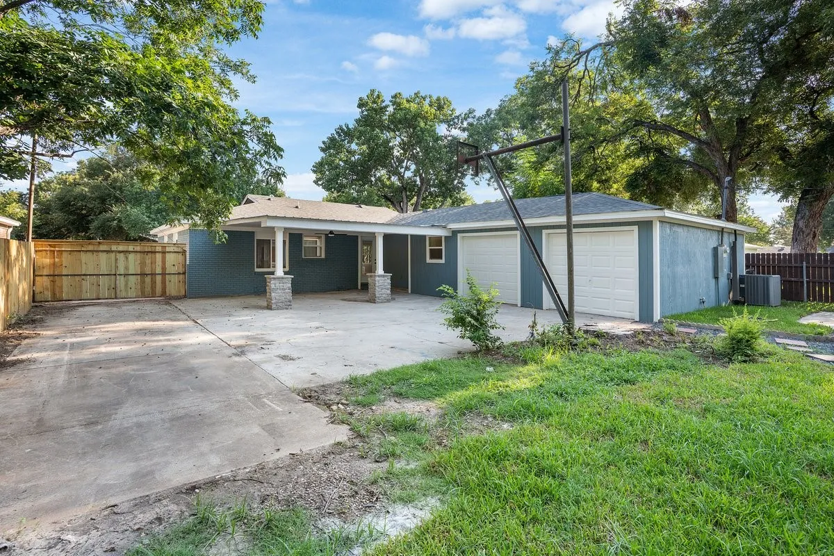 Single Family Residence For Sale in Tarrant County , 6136 Walnut Drive, Fort Worth, Texas 76114, 3 Bedroom, 2 Bathroom, 2 Garage spaces, 1,750 Sqft, built in 1955, mls#21339091, Real Estate Agent in Fort Worth, Homes For Sale in Tarrant county, Homes For Sale in Fort Worth, Realtor in Fort Worth Texas, Real Estate Brokerage Independent Realty Texas, Luminita Cordes Realtor