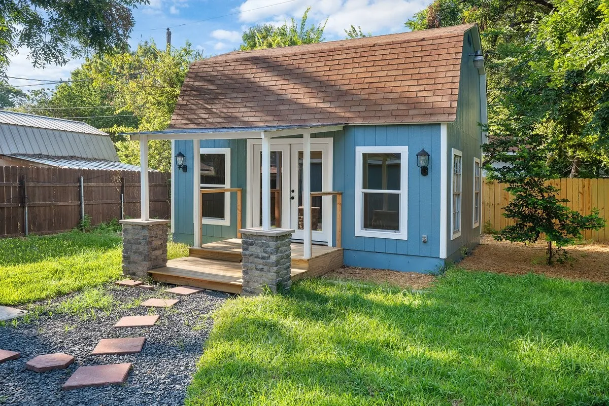 Single Family Residence For Sale in Tarrant County , 6136 Walnut Drive, Fort Worth, Texas 76114, 3 Bedroom, 2 Bathroom, 2 Garage spaces, 1,750 Sqft, built in 1955, mls#21339091, Real Estate Agent in Fort Worth, Homes For Sale in Tarrant county, Homes For Sale in Fort Worth, Realtor in Fort Worth Texas, Real Estate Brokerage Independent Realty Texas, Luminita Cordes Realtor